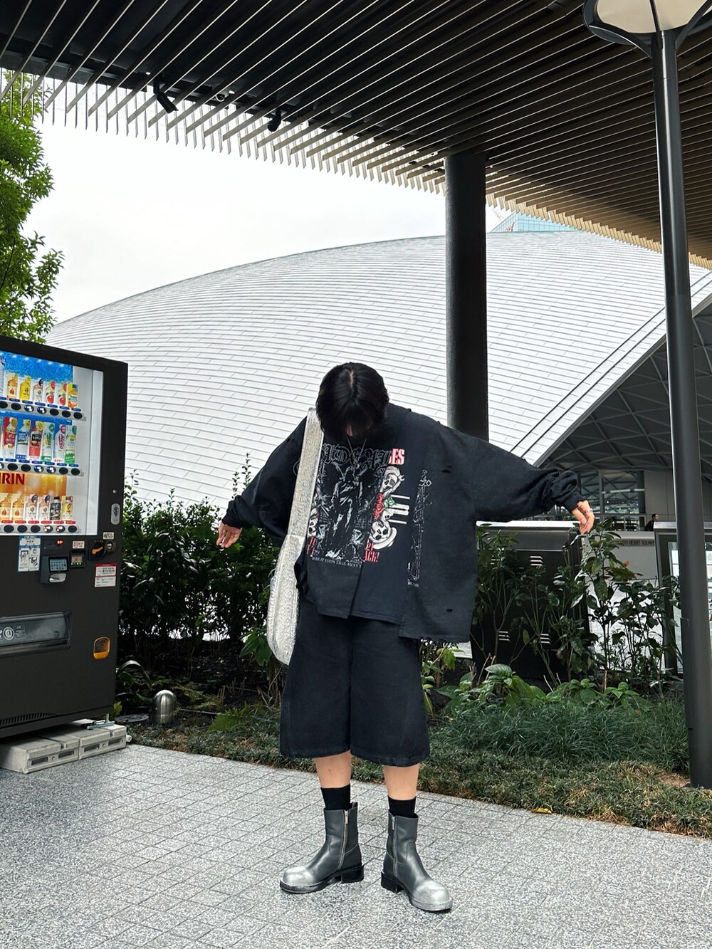 c-boy style バイカー ストリートコーデ ブラックデニム 古着 オールブラックは靴で遊ぶ Chicagoが映えていい感じ^_^ Tシャツ
