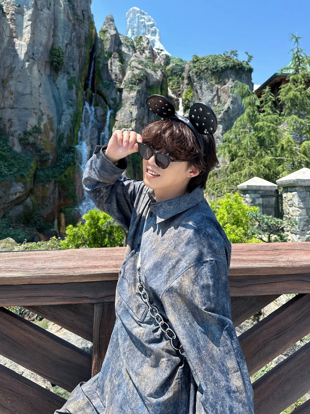 「きれいめカジュアル、シャツスタイル、シャツ、柄シャツ、セットアップ、サンダル、ショルダーバッグ、バッグ、メンズコーデ、ビッグシルエット、ハーフパンツ、ショーツ、ディズニーコーデ、ディズニー、ゆるコーデ」｜「SHINYAKOZUKAの【SHINYAKOZUKA】HIS SHIRT（シャツ/ブラウス、ブルー系）」を使った、がーさん（メンズ・177cm）の夏コーディネートの3枚目の写真