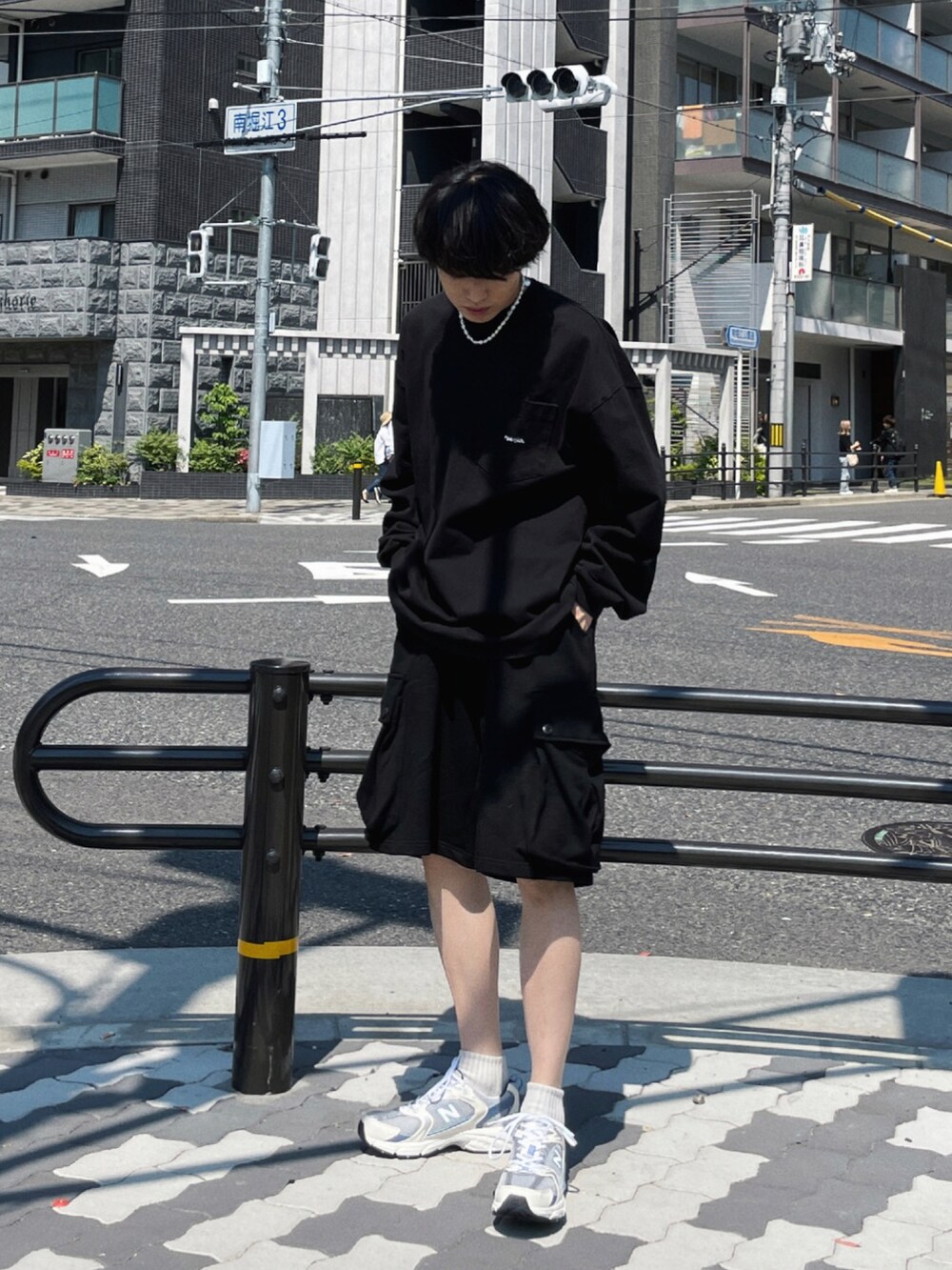 ブラック系のTシャツ/カットソー、ブラック系のパンツ、シルバー系のスニーカーを着用したメンズの夏コーディネートの3枚目の写真