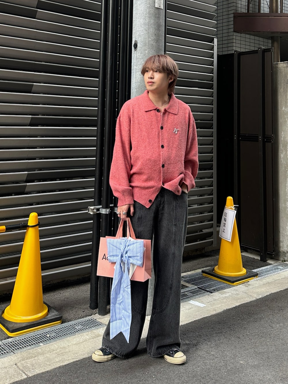 ブラック系のMA-1、ブラック系のデニムパンツ、ピンク系のカーディガン/ボレロを着用したメンズの冬コーディネートの4枚目の写真