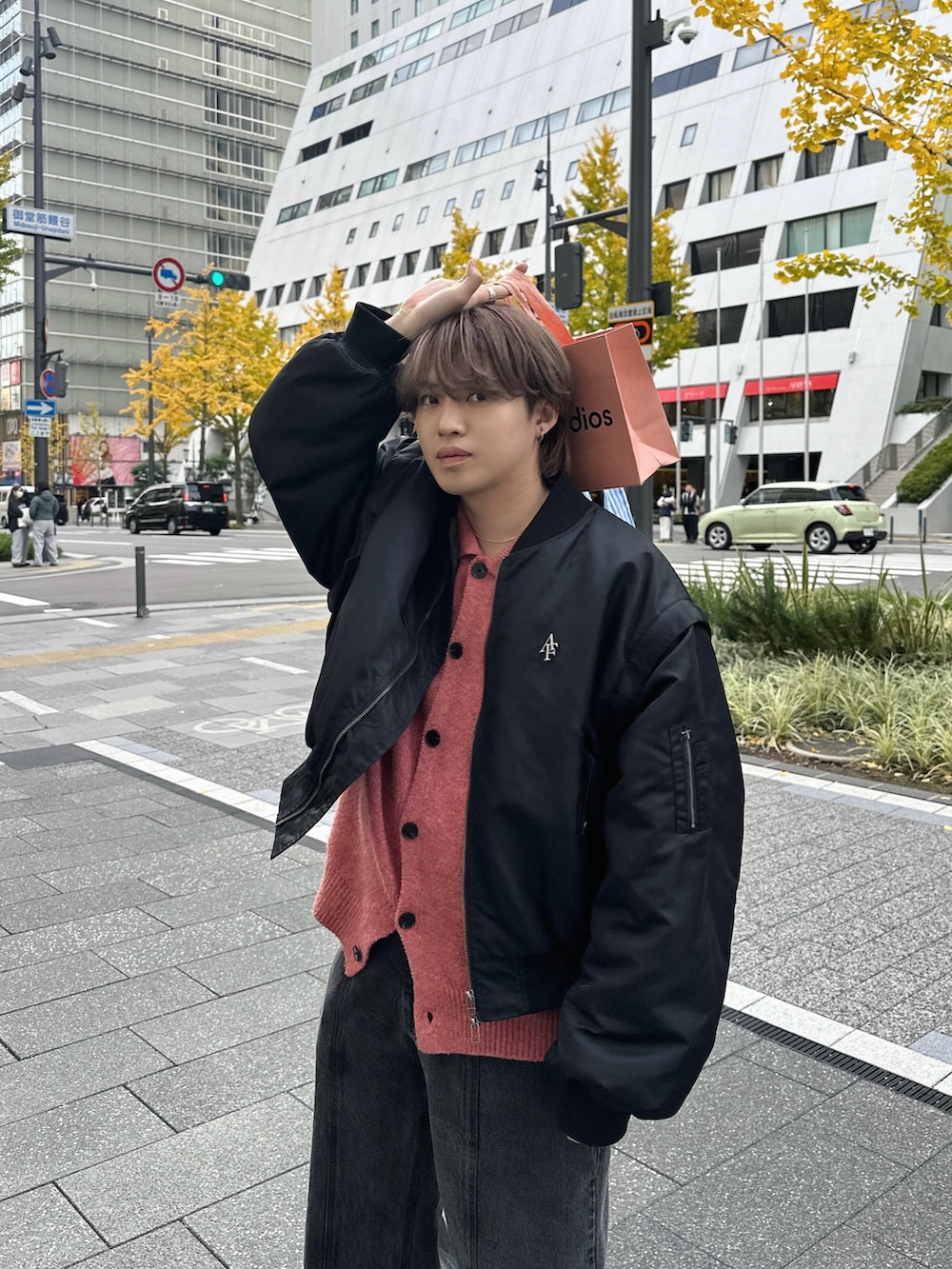 ブラック系のMA-1、ブラック系のデニムパンツ、ピンク系のカーディガン/ボレロを着用したメンズの冬コーディネートの2枚目の写真