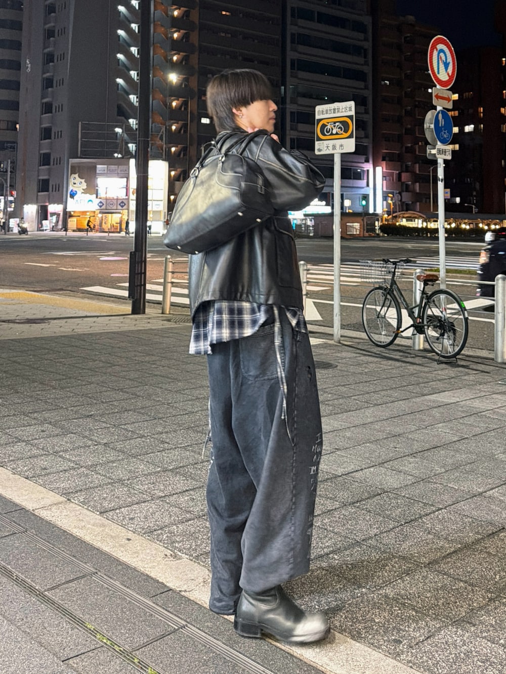 ブラック系のブルゾン、ブルー系のシャツ/ブラウス、ブラック系のスウェットパンツを着用したメンズの春コーディネートの2枚目の写真