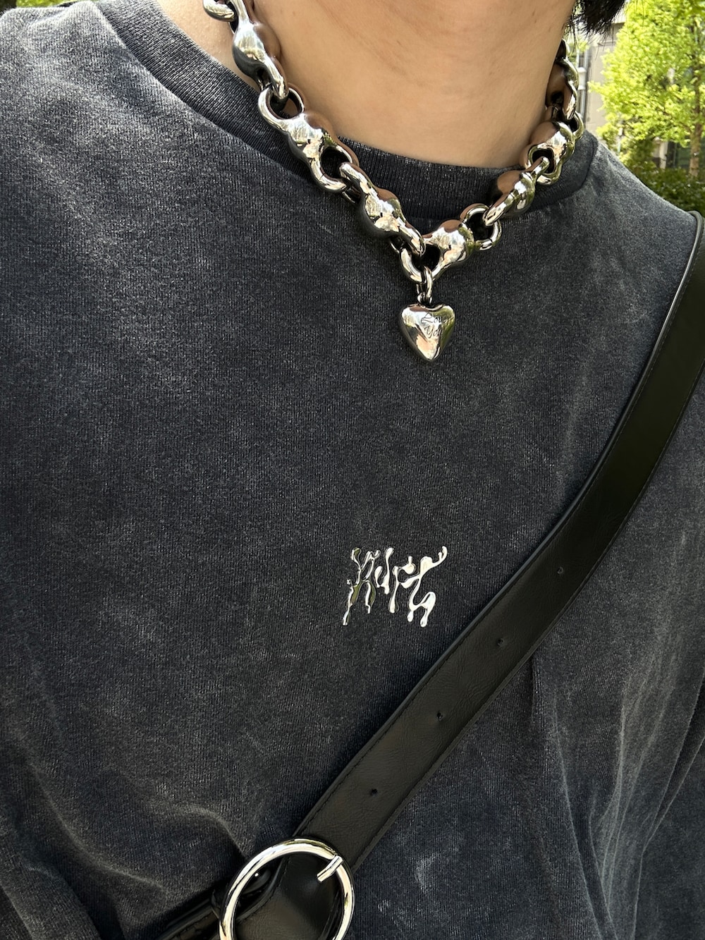 ブラック系のTシャツ/カットソー、ブラック系のショルダーバッグ、ブルー系のデニムパンツを着用したメンズの春コーディネートの2枚目の写真