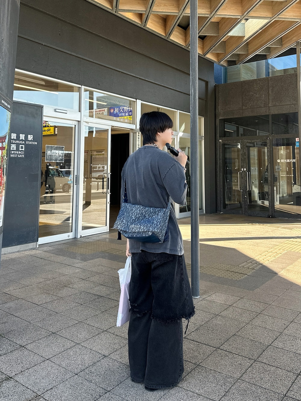 「最近のいい感じコーデ、ワイドパンツ、レイヤードスタイル、デニム、デニムパンツ、ハーフパンツ、Tシャツ、Tシャツ×デニム、ブーツ、ブーツスタイル、ネックレス、レイヤード、ブラック、ラフコーデ」｜「Acne StudiosのFN-UX-JEWE000430（ネックレス、シルバー系）」を使った、がーさん（メンズ・177cm）の春コーディネートの2枚目の写真