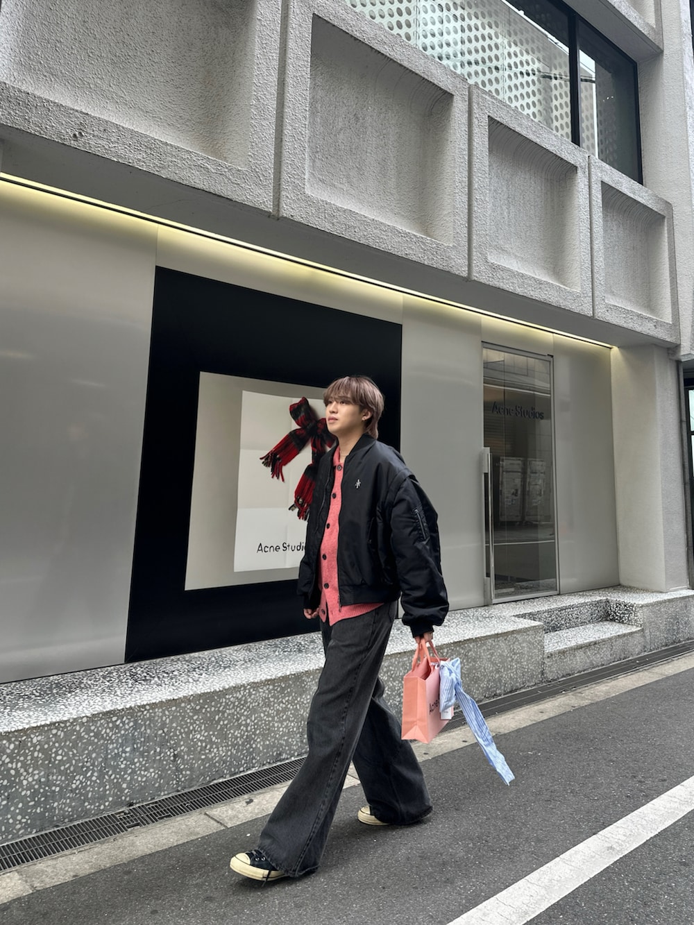 ブラック系のMA-1、ブラック系のデニムパンツ、ピンク系のカーディガン/ボレロを着用したメンズの冬コーディネートの3枚目の写真