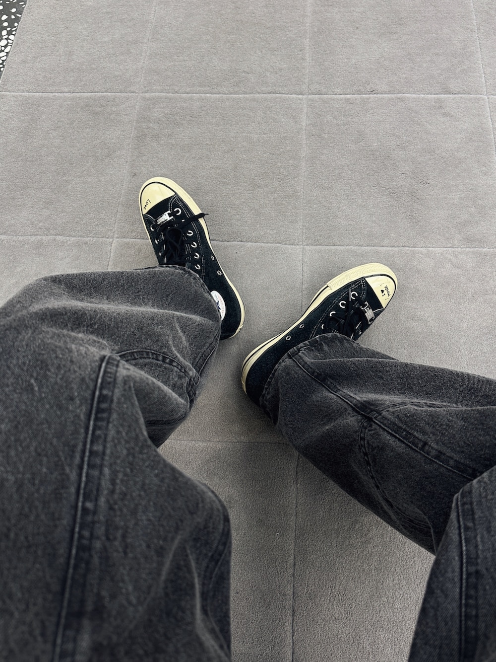 ブラック系のMA-1、ブラック系のデニムパンツ、ピンク系のカーディガン/ボレロを着用したメンズの冬コーディネートの5枚目の写真