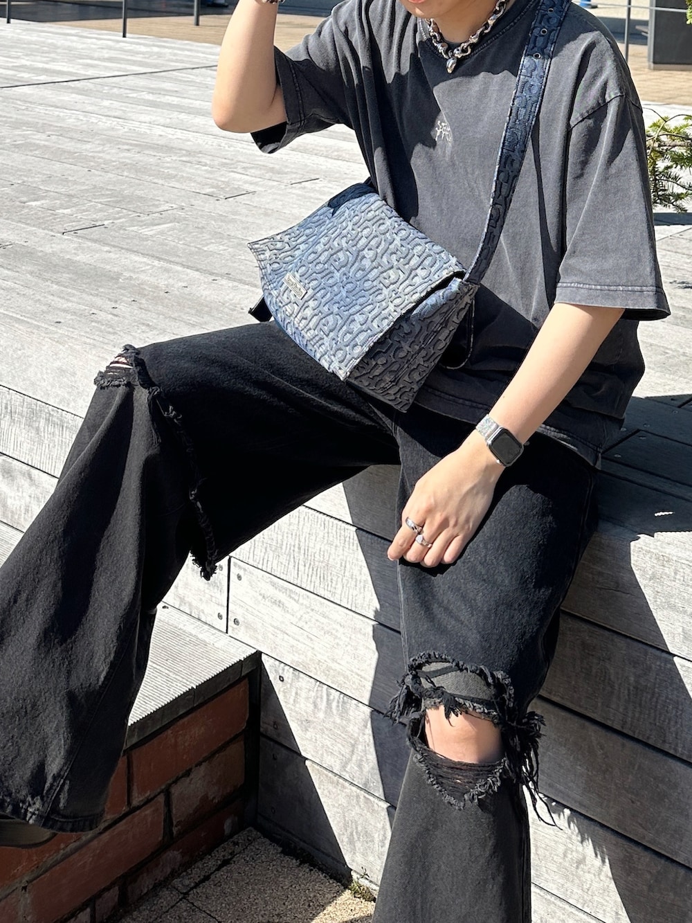 「最近のいい感じコーデ、ワイドパンツ、レイヤードスタイル、デニム、デニムパンツ、ハーフパンツ、Tシャツ、Tシャツ×デニム、ブーツ、ブーツスタイル、ネックレス、レイヤード、ブラック、ラフコーデ」｜「Acne StudiosのFN-UX-JEWE000430（ネックレス、シルバー系）」を使った、がーさん（メンズ・177cm）の春コーディネートの4枚目の写真
