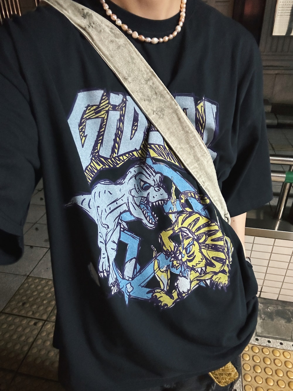 「夏コーデ、Tシャツ、デニムパンツ、ワイドパンツ、ワイドデニム、パールネックレス、ネックレス、シンプルコーデ、サンダル、ラフ、お出かけコーデ、黒Tシャツ、ブラック、オーバーサイズ」｜「GIDEAL.のアイテム（Tシャツ/カットソー、ブラック系）」を使った、がーさん（メンズ・177cm）の夏コーディネートの2枚目の写真