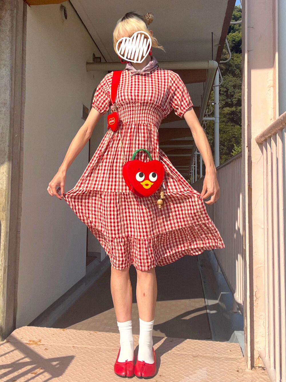 レッド系のショルダーバッグ、レッド系のバレエシューズ、レッド系のワンピース/ドレスを着用したレディースの秋コーディネートの2枚目の写真