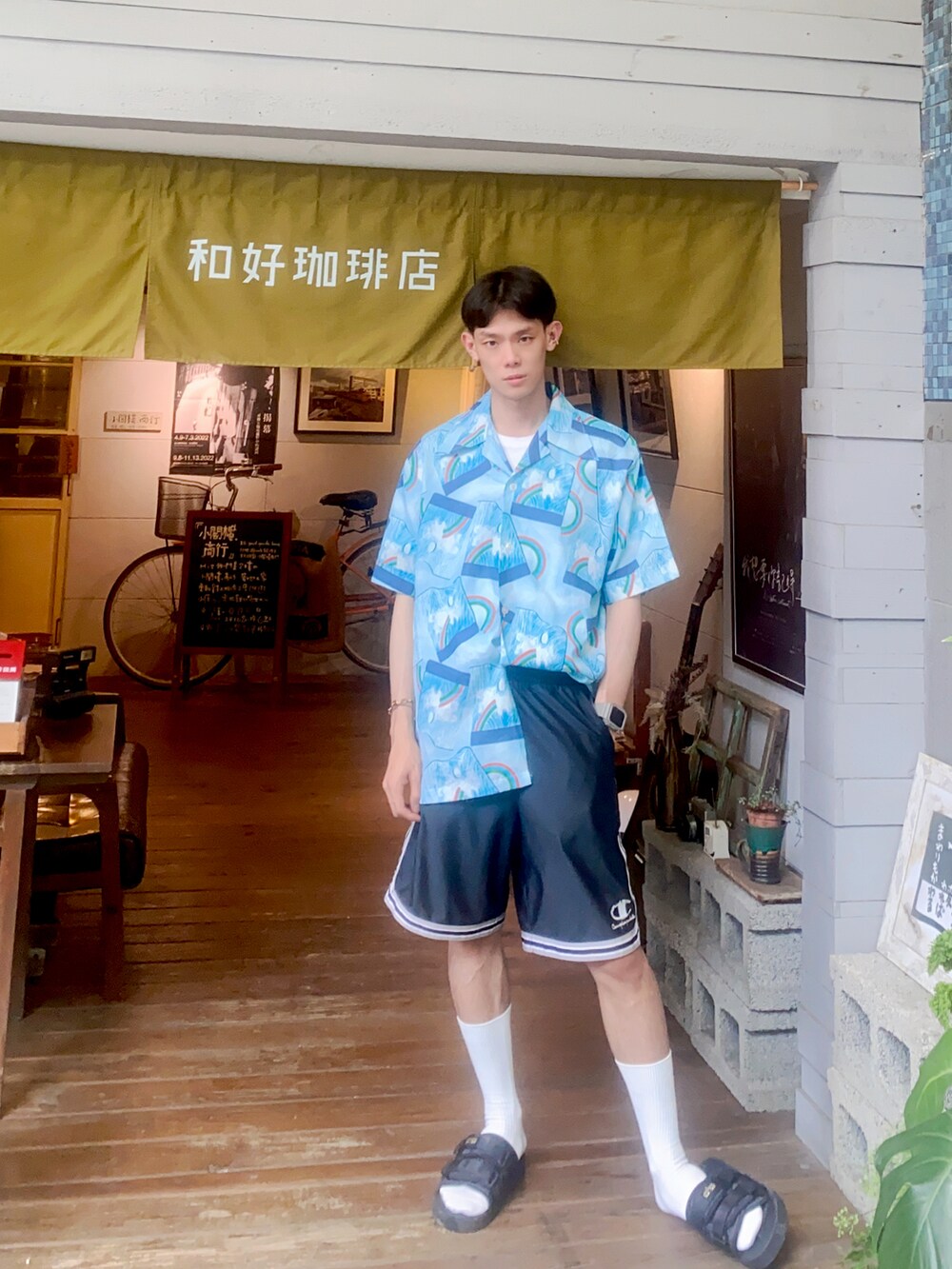 「和好珈琲店」｜「VINTAGEのアイテム（シャツ/ブラウス、ブルー系）」を使った、五右衛門さん（メンズ・166cm）の夏コーディネートの2枚目の写真