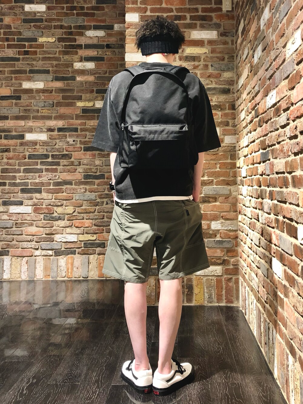 グリーン系のパンツ、ホワイト系のスニーカー、グレー系のTシャツ/カットソーを着用したメンズの春コーディネートの2枚目の写真