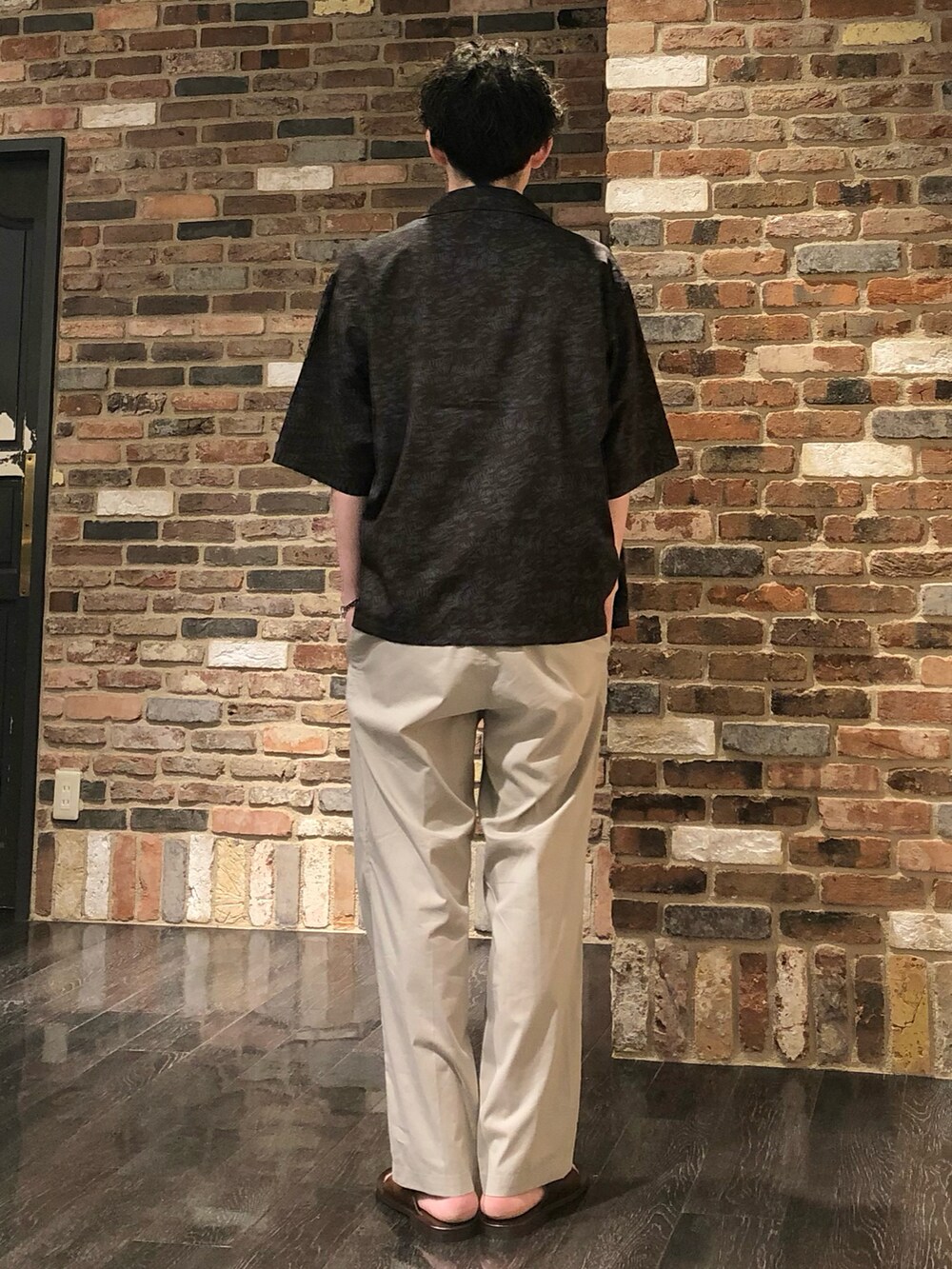 ブラウン系のサンダル、ベージュ系のパンツ、その他のシャツ/ブラウスを着用したメンズの春コーディネートの2枚目の写真