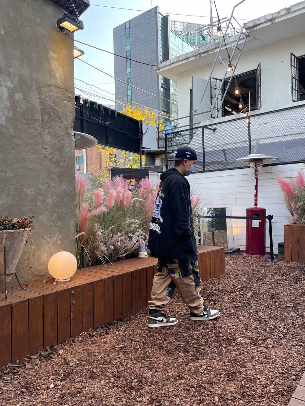 ベージュ系のその他パンツ、ブラウン系のスニーカー、ブラック系のパーカーを着用したメンズの春コーディネートの3枚目の写真