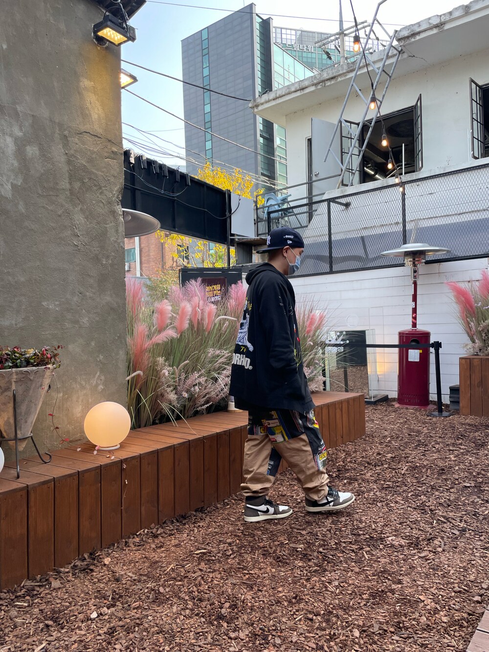 ベージュ系のその他パンツ、ブラウン系のスニーカー、ブラック系のパーカーを着用したメンズの春コーディネートの2枚目の写真