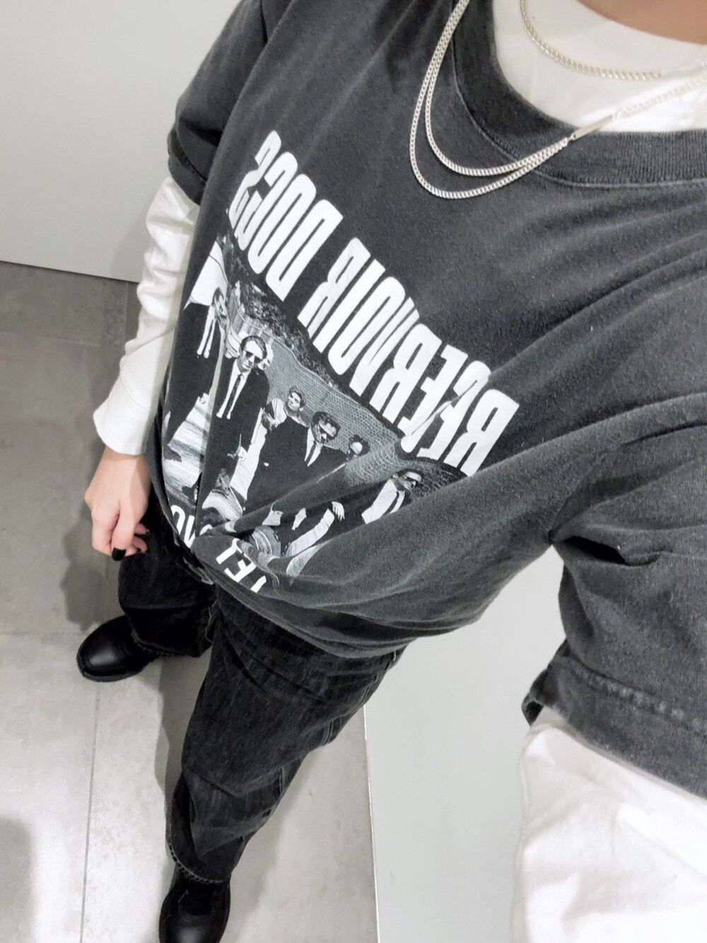 ブラック系のデニムパンツ、ブラック系のTシャツ/カットソー、ホワイト系のTシャツ/カットソーを着用したレディースの夏コーディネートの2枚目の写真