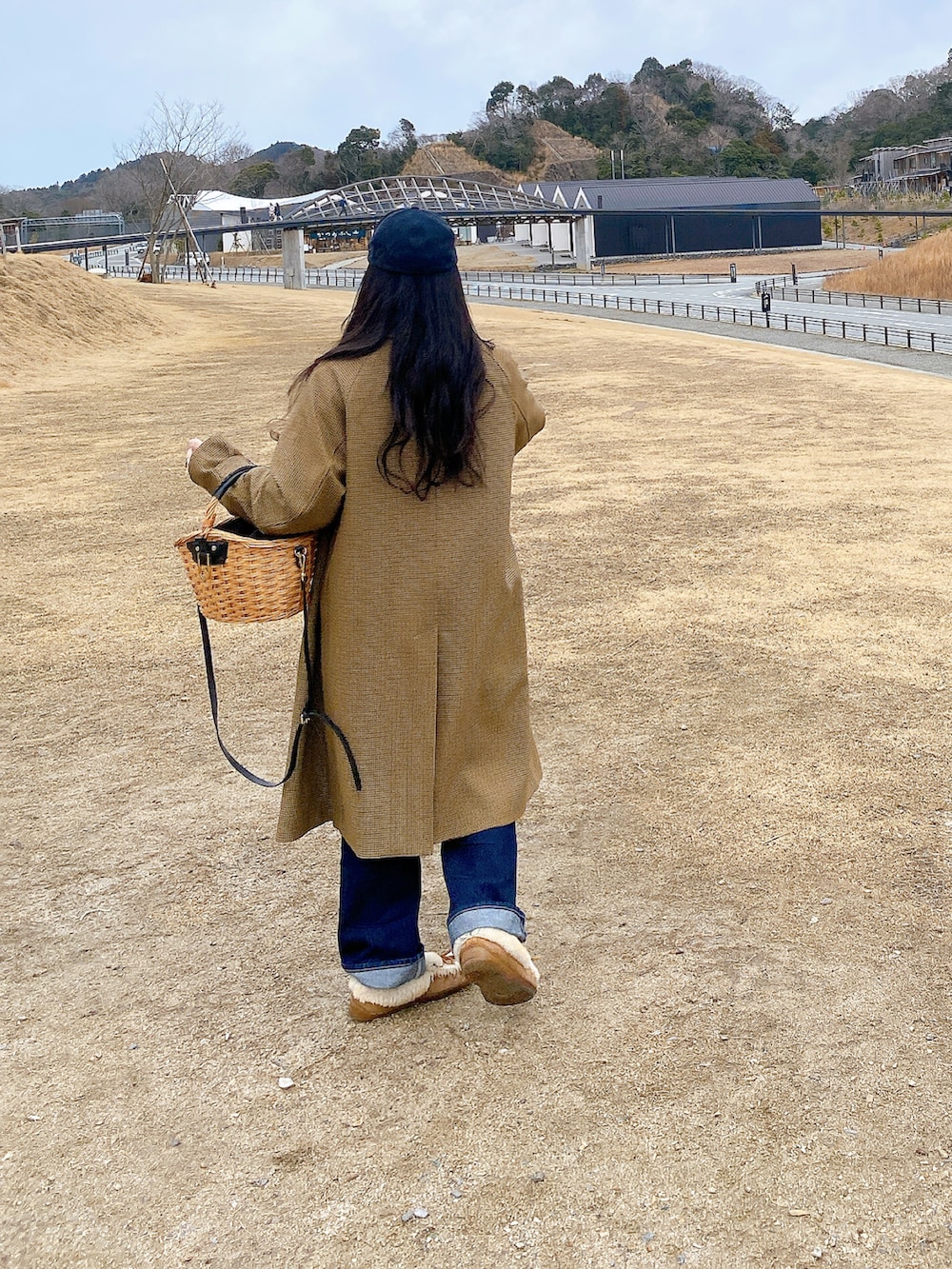 「かごバッグ、コート、キャップ、ニット、デニム」｜「THE NORTH FACEのアイテム（キャップ、グレー系）」を使った、lucyさん（レディース・160cm）の春コーディネートの2枚目の写真