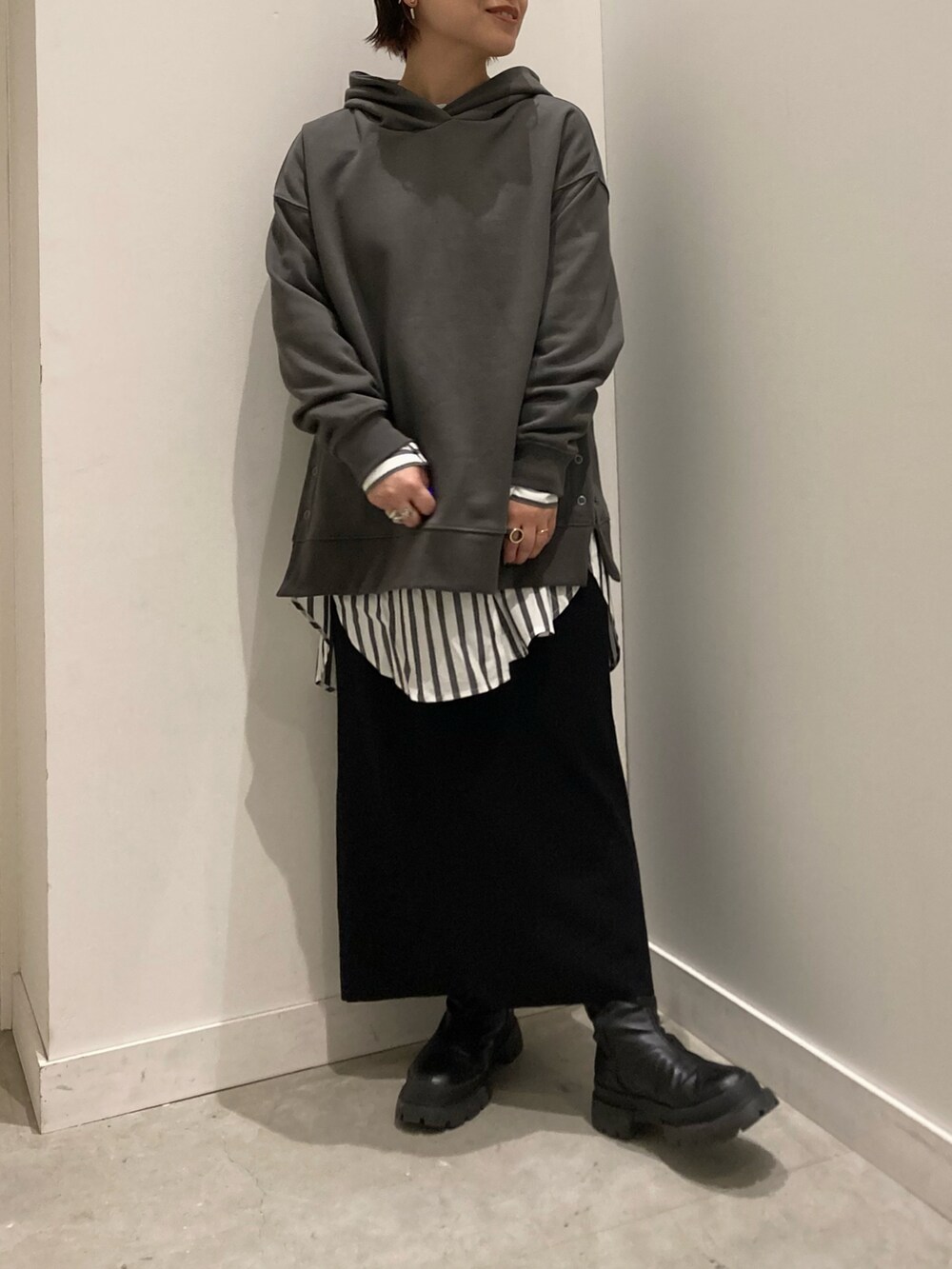 グレー系のスウェット、ブラック系のスカート、その他のシャツ/ブラウスを着用したレディースの冬コーディネートの5枚目の写真