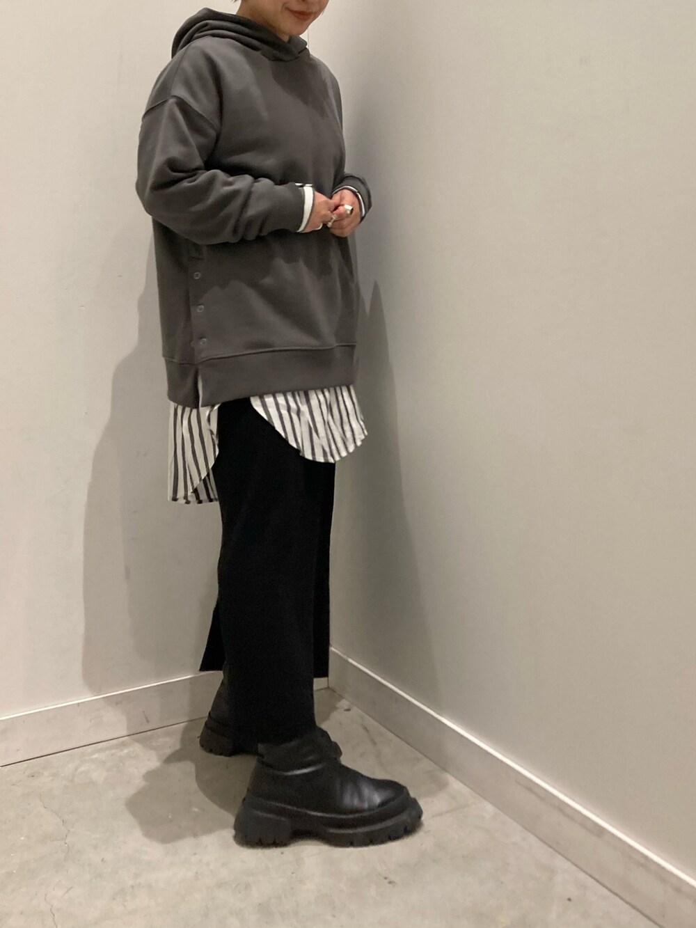 グレー系のスウェット、ブラック系のスカート、その他のシャツ/ブラウスを着用したレディースの冬コーディネートの2枚目の写真