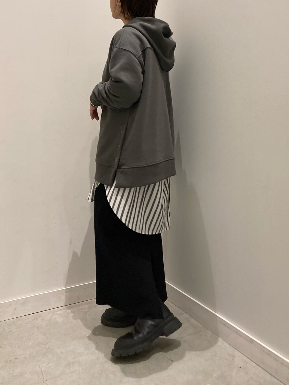 グレー系のスウェット、ブラック系のスカート、その他のシャツ/ブラウスを着用したレディースの冬コーディネートの3枚目の写真