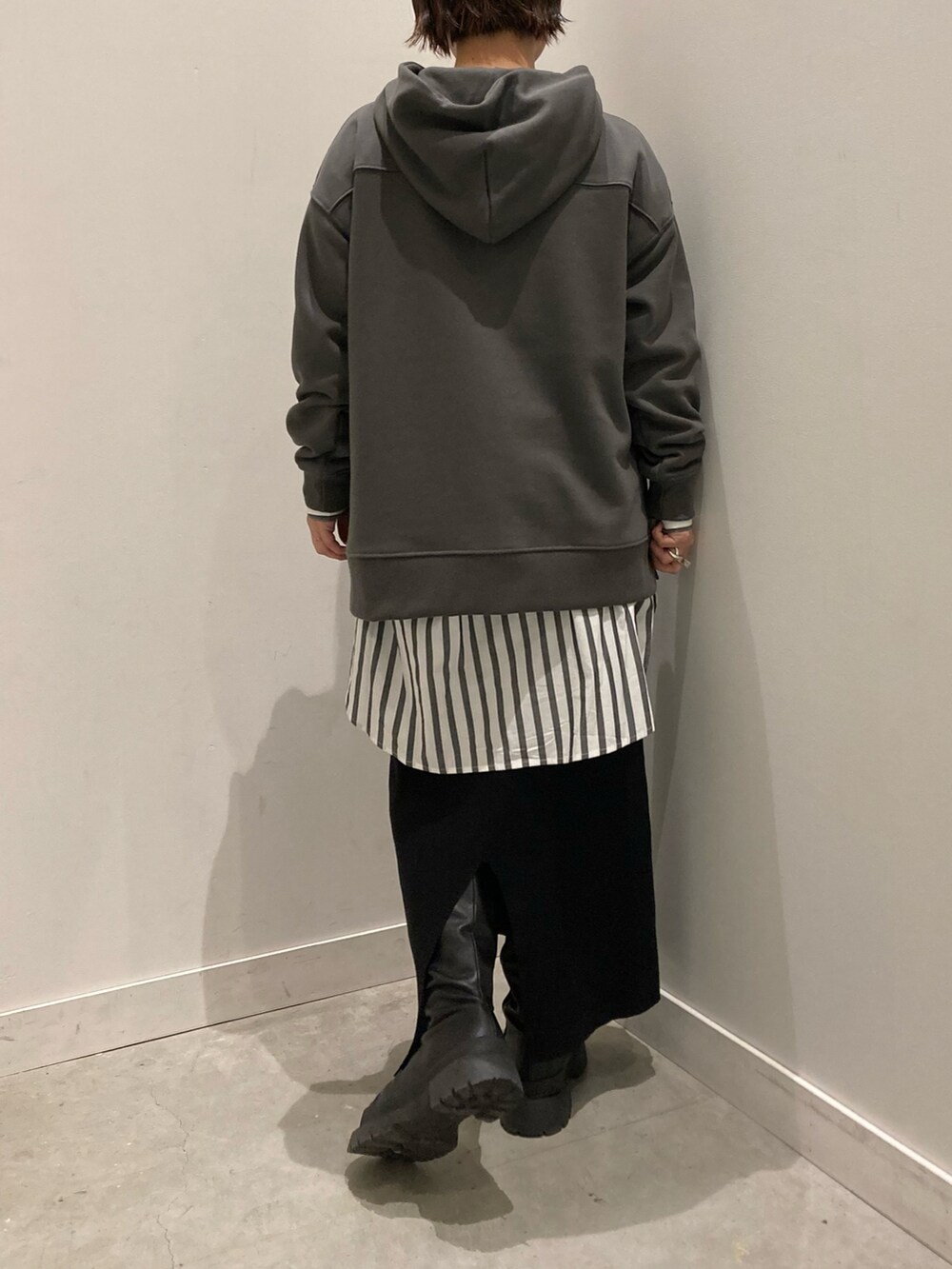 グレー系のスウェット、ブラック系のスカート、その他のシャツ/ブラウスを着用したレディースの冬コーディネートの4枚目の写真