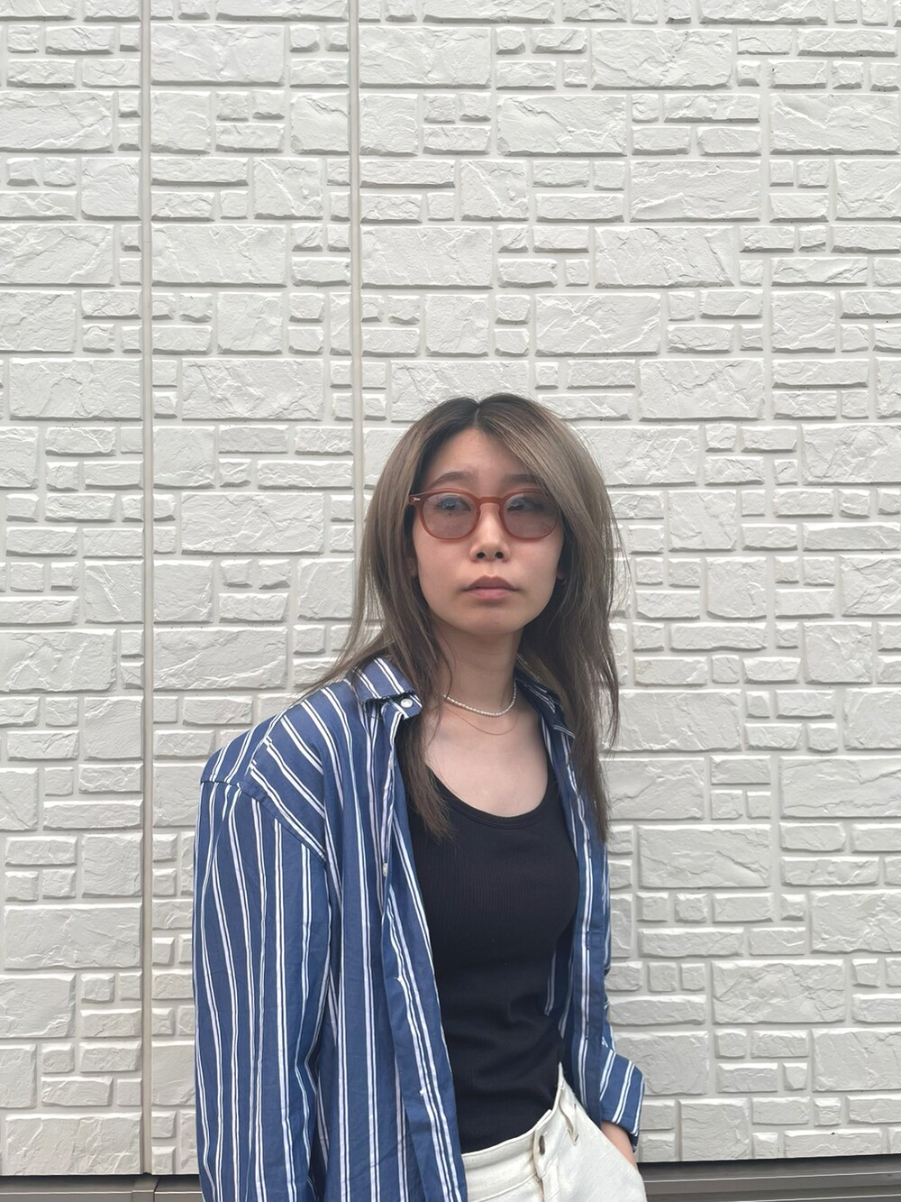 ホワイト系のその他パンツ、ブルー系のシャツ/ブラウス、ベージュ系のサンダルを着用したレディースの春コーディネートの2枚目の写真