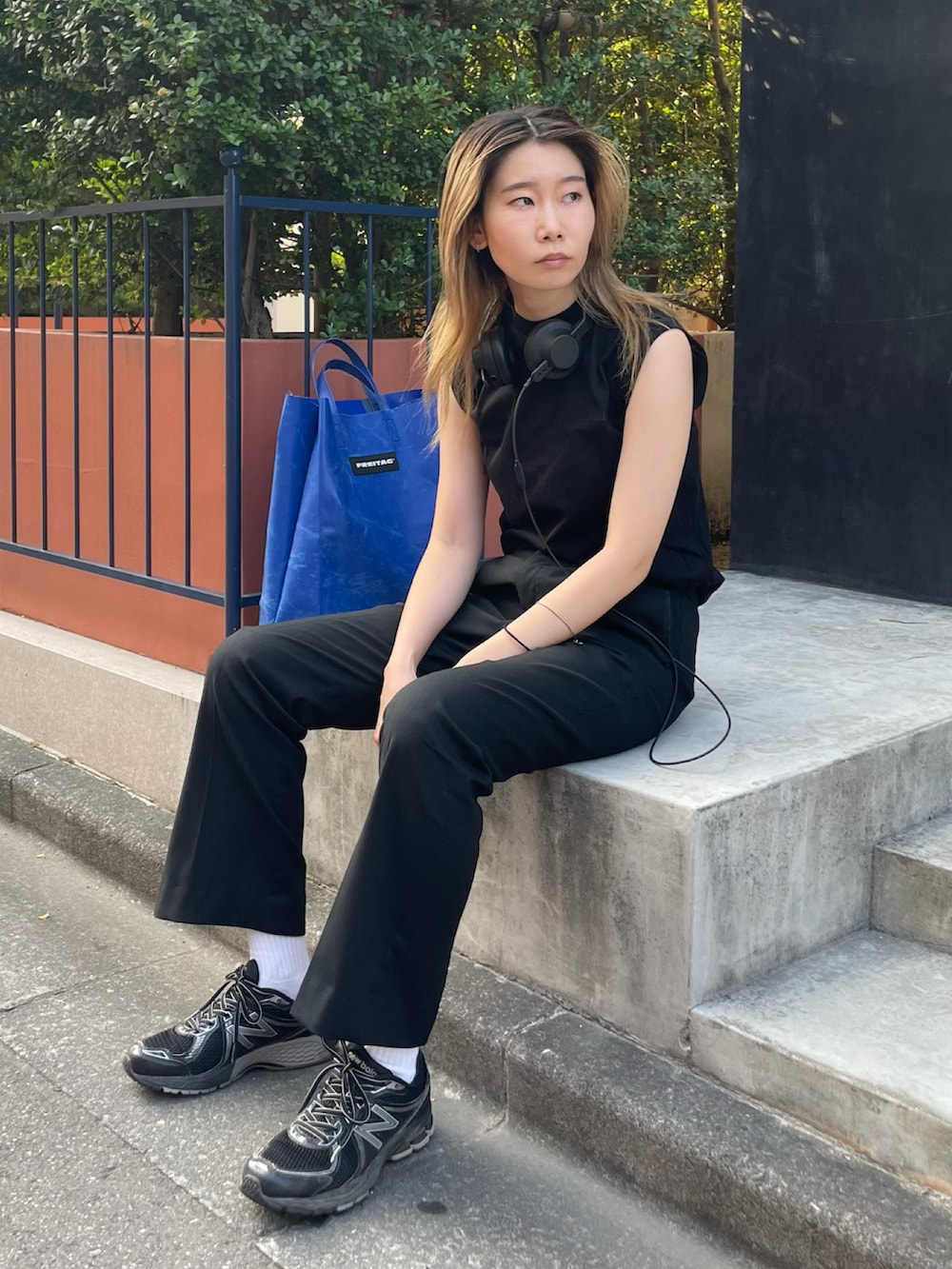 ブラック系のその他パンツ、ブラック系のスニーカー、ブラック系のTシャツ/カットソーを着用したレディースの夏コーディネートの2枚目の写真