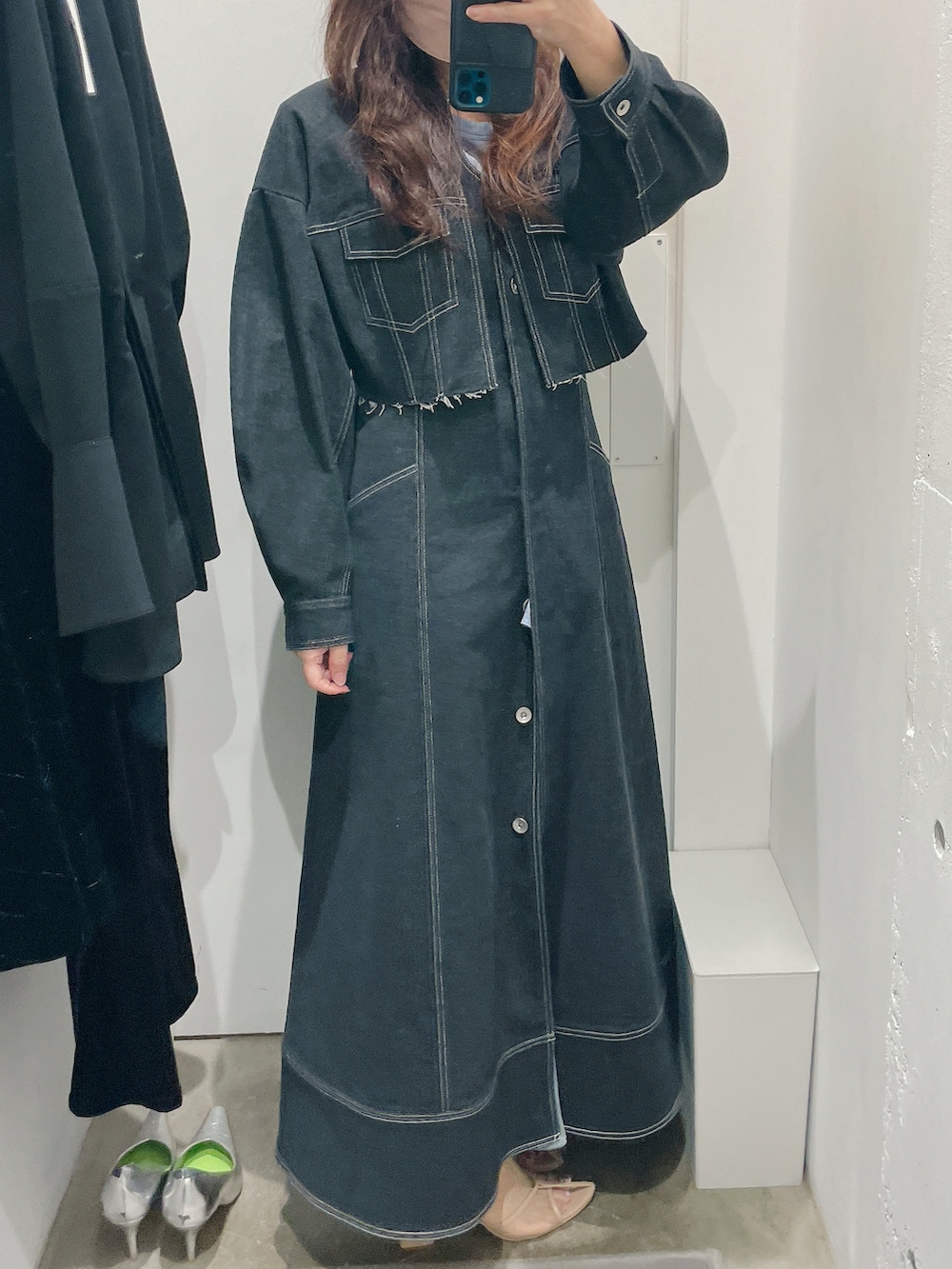 ブルー系のバッグ、ブルー系のワンピース、ブラウン系のトートバッグを着用したレディースの秋コーディネートの3枚目の写真