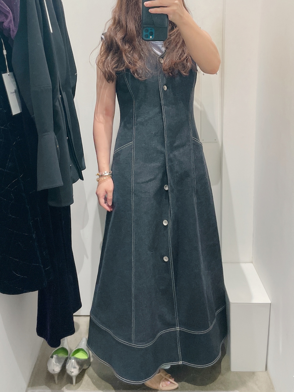 ブルー系のバッグ、ブルー系のワンピース、ブラウン系のトートバッグを着用したレディースの秋コーディネートの2枚目の写真