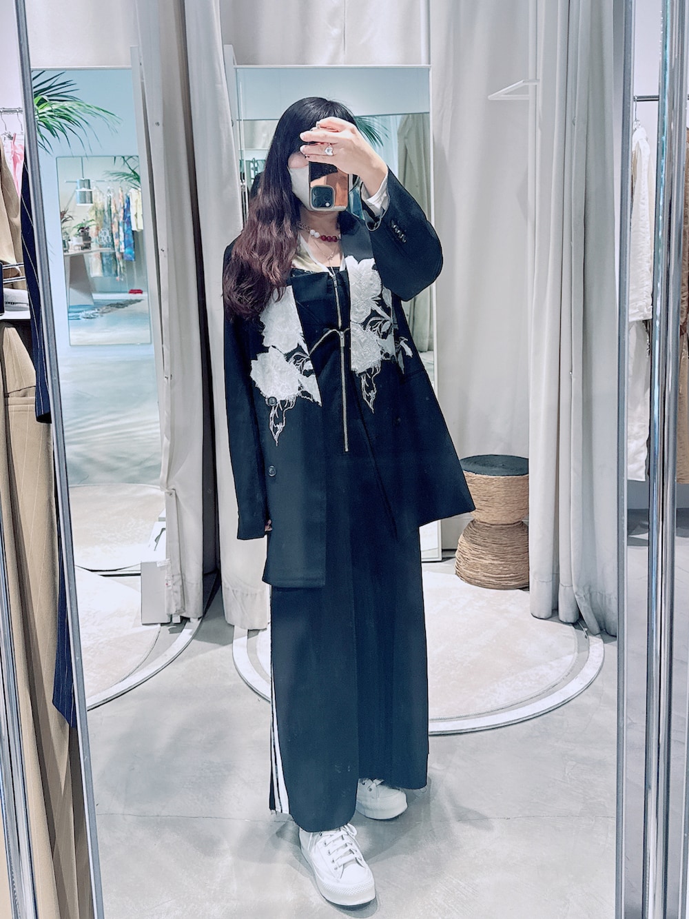 2WAY SMOKE FLOWER SHEER TOPを使った人気ファッション