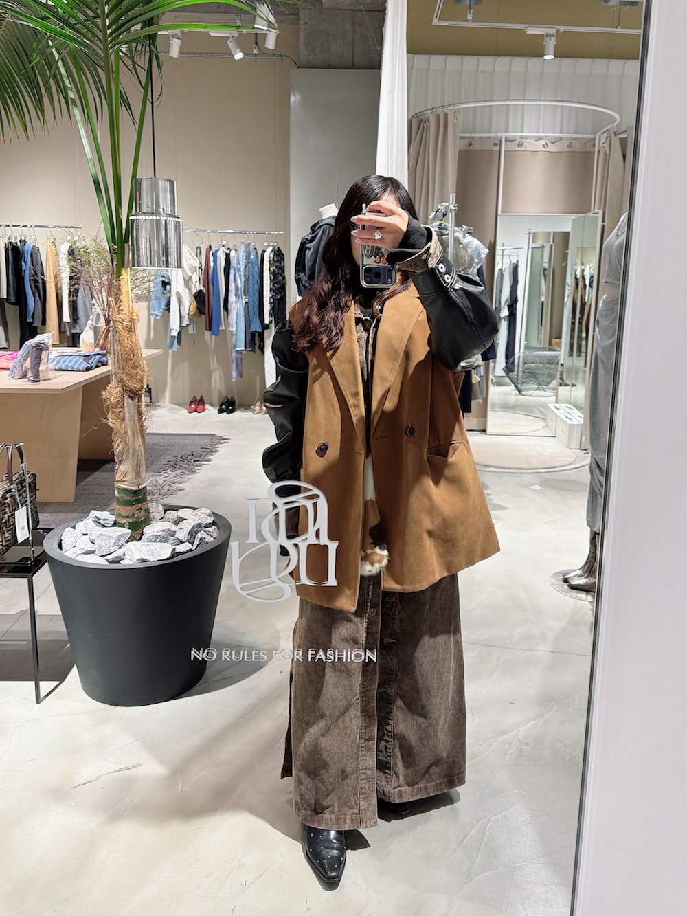 ブラウン系のテーラードジャケット、その他のスカート、ブラック系のブーツを着用したレディースの冬コーディネートの2枚目の写真