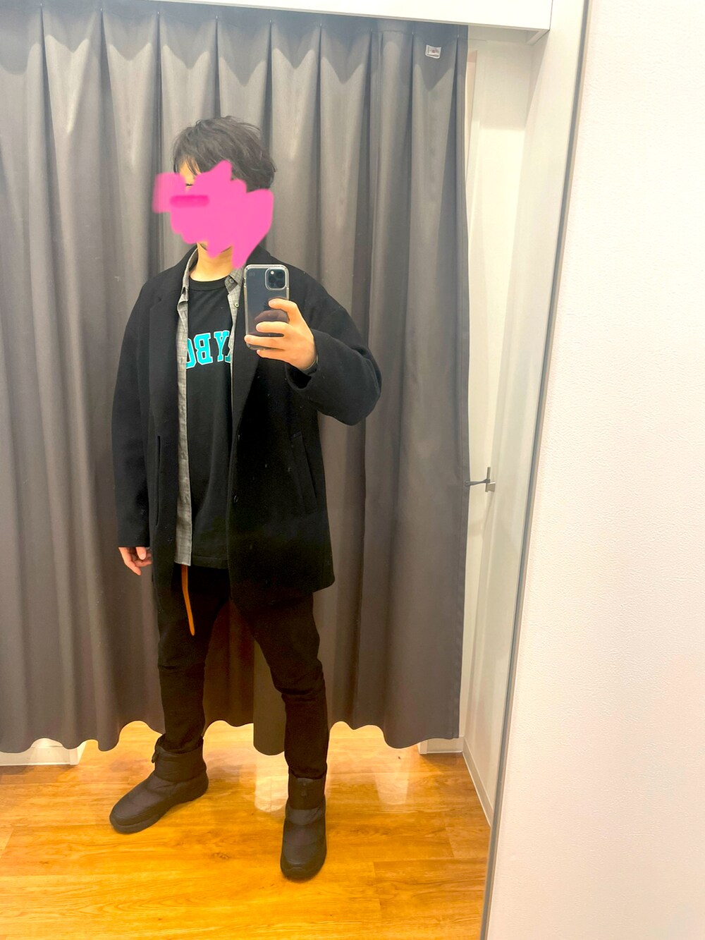 ブラック系のデニムパンツ、ブラック系のテーラードジャケット、ブラック系のTシャツ/カットソーを着用したメンズの春コーディネートの2枚目の写真