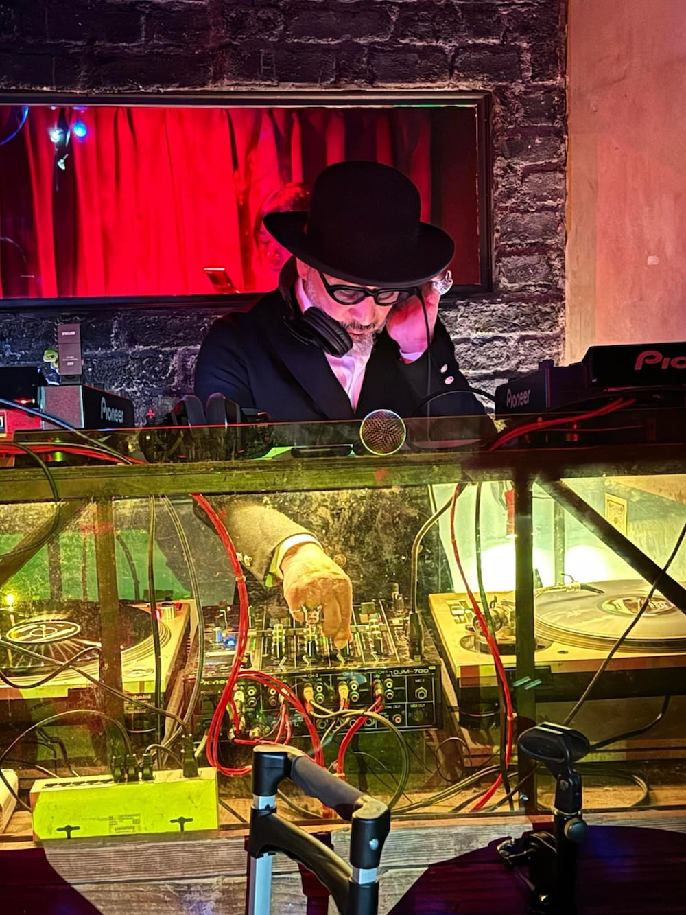 ブラウン系のその他パンツ、ブラック系のその他シューズ、ブラック系のテーラードジャケットを着用したメンズの秋コーディネートの2枚目の写真