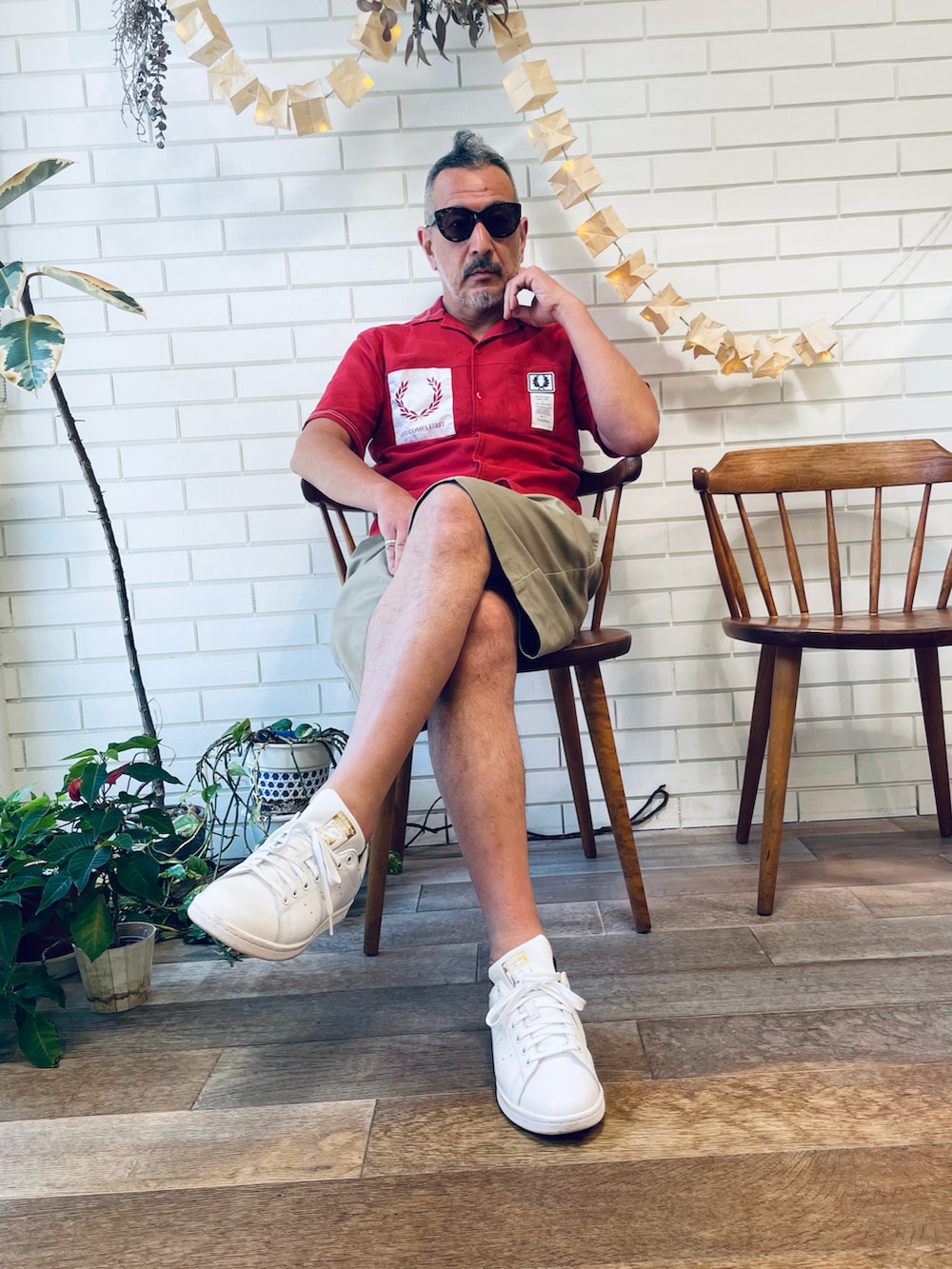 レッド系のシャツ/ブラウス、ホワイト系のスニーカー、ベージュ系のその他パンツを着用したメンズの夏コーディネートの2枚目の写真