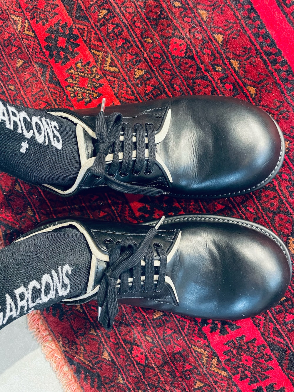 ブラック系のテーラードジャケット、ブラック系のその他パンツ、グリーン系のブーツを着用したメンズの冬コーディネートの2枚目の写真