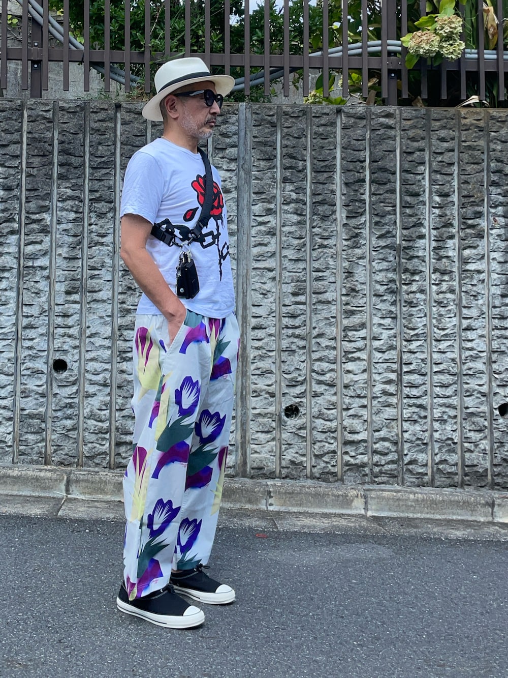 ホワイト系のTシャツ/カットソー、その他のパンツ、ブラック系のスニーカーを着用したメンズの夏コーディネートの2枚目の写真