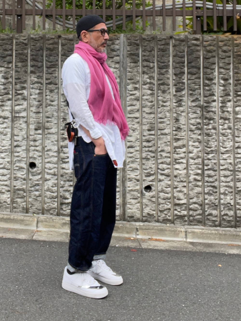 「春服コーデ、シンプルコーデ、オトナカジュアル、白スニーカー、白シャツ、デニムパンツ、ストール、イスラムワッチ」｜「MARNIのアイテム（ストール/ショール、ピンク系）」を使った、MACROMANCEさん（メンズ・170cm）の春コーディネートの2枚目の写真
