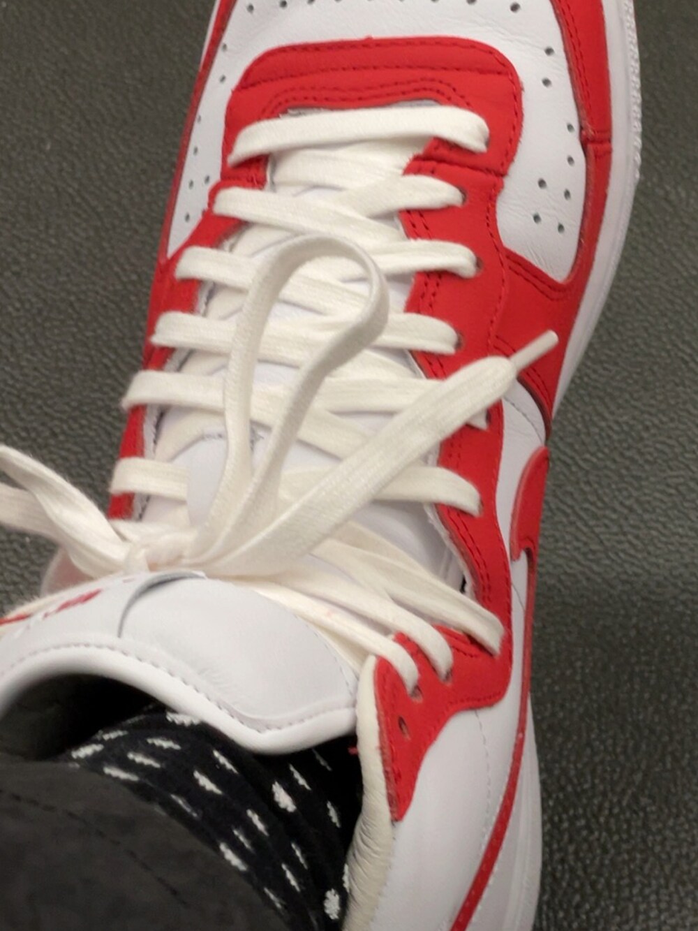 ブラック系のシャツ/ブラウス、ブラック系のその他パンツ、ホワイト系のスニーカーを着用したメンズの春コーディネートの3枚目の写真