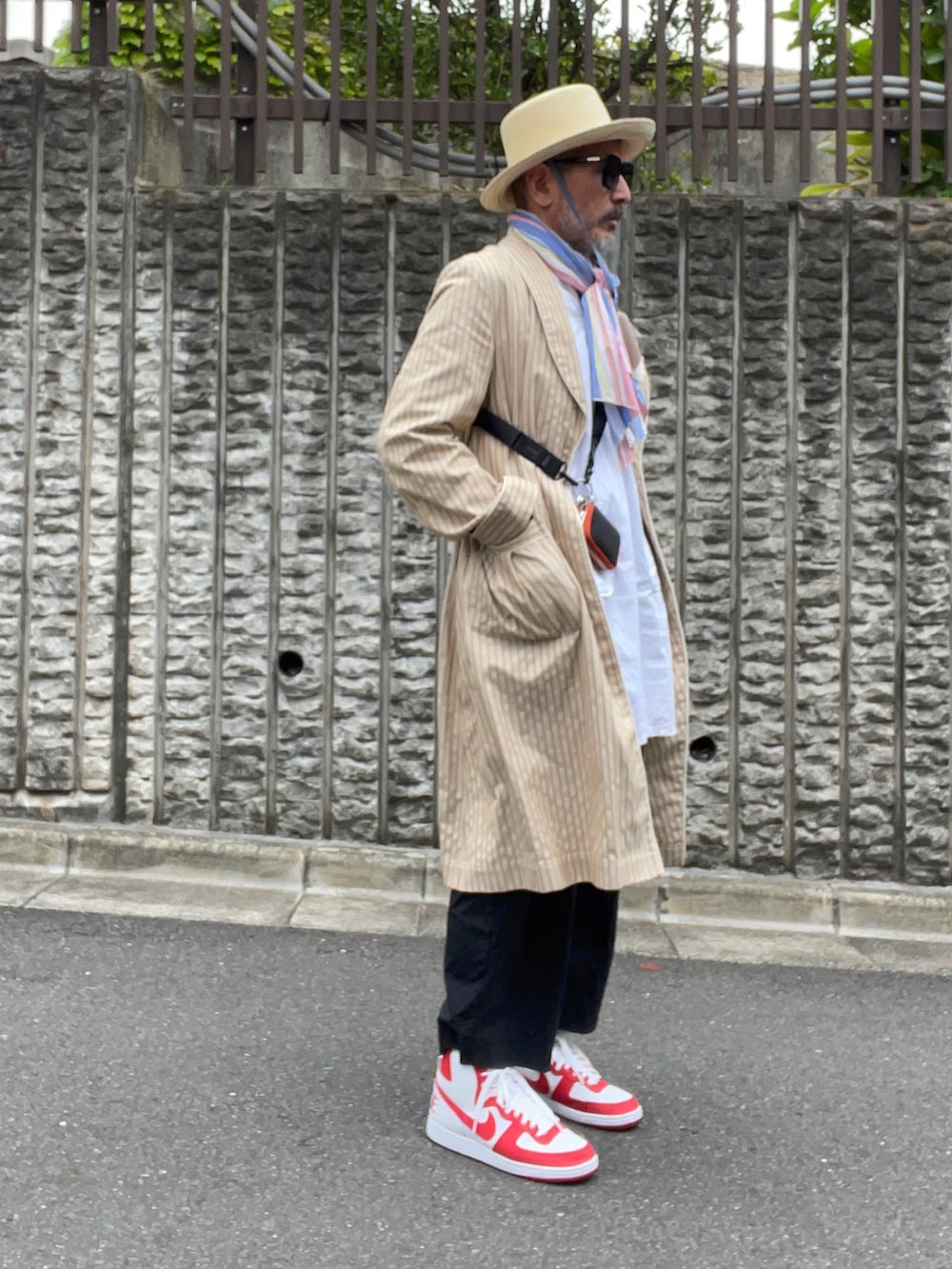 ホワイト系のスニーカー、ホワイト系のその他トップス、ブラック系のその他パンツを着用したメンズの春コーディネートの2枚目の写真