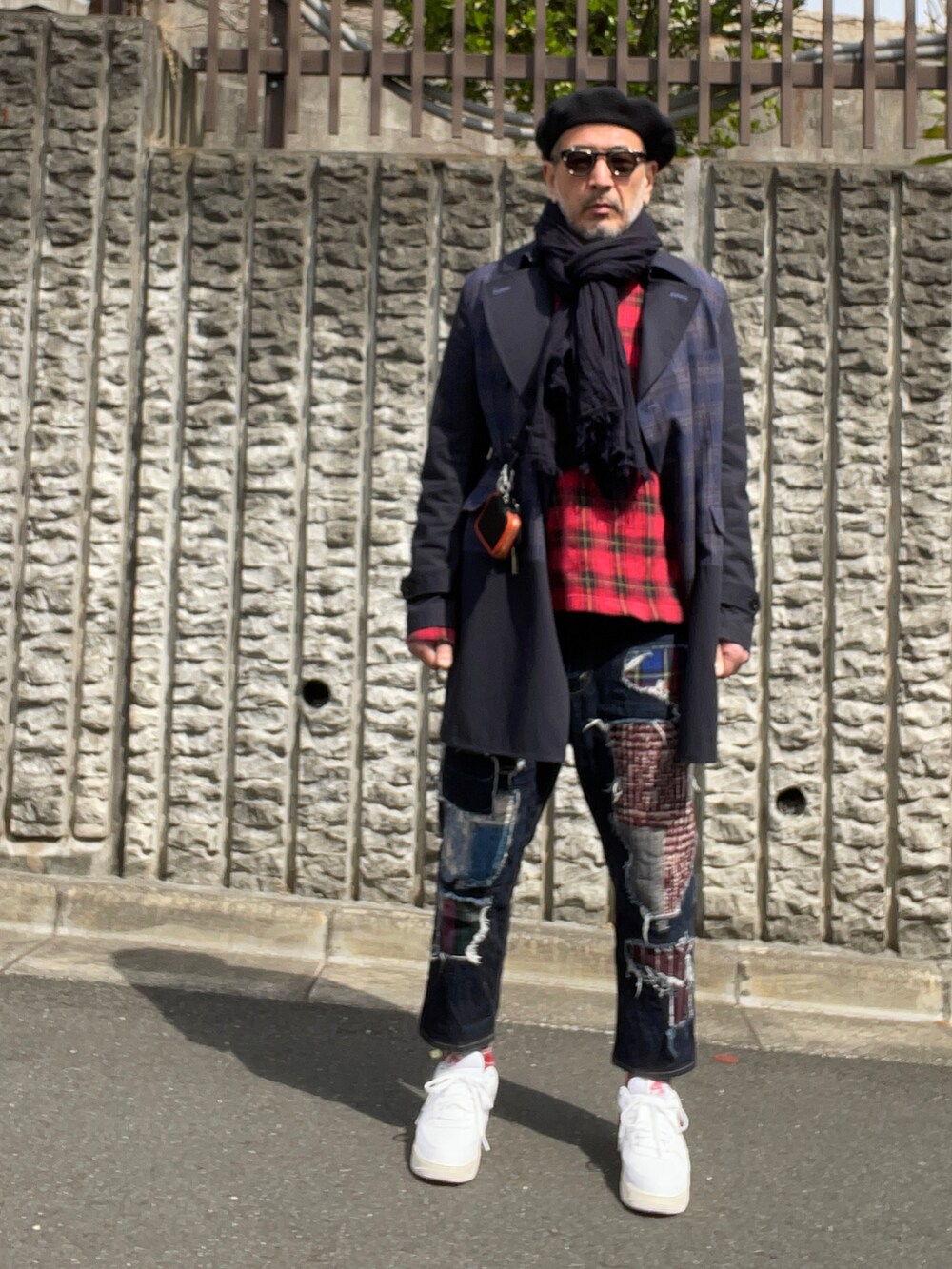 ブルー系のジャケット/アウター、ブルー系のデニムパンツ、ホワイト系のスニーカーを着用したメンズの春コーディネートの2枚目の写真