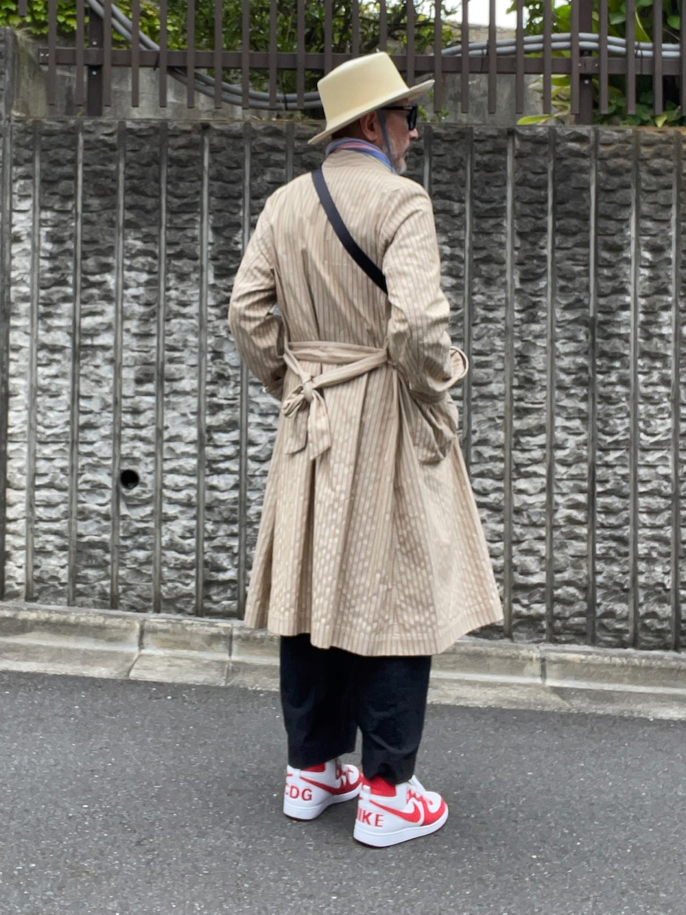 ホワイト系のスニーカー、ホワイト系のその他トップス、ブラック系のその他パンツを着用したメンズの春コーディネートの3枚目の写真