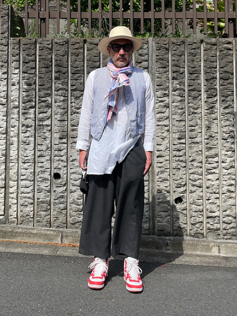 グレー系のパンツ、ホワイト系のスニーカー、ホワイト系のシャツ/ブラウスを着用したメンズの春コーディネートの2枚目の写真