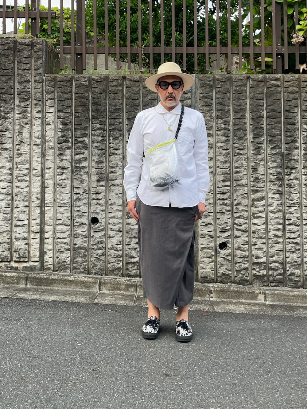 ホワイト系のシャツ/ブラウス、グレー系のその他パンツ、ブラック系のスニーカーを着用したメンズの夏コーディネートの2枚目の写真