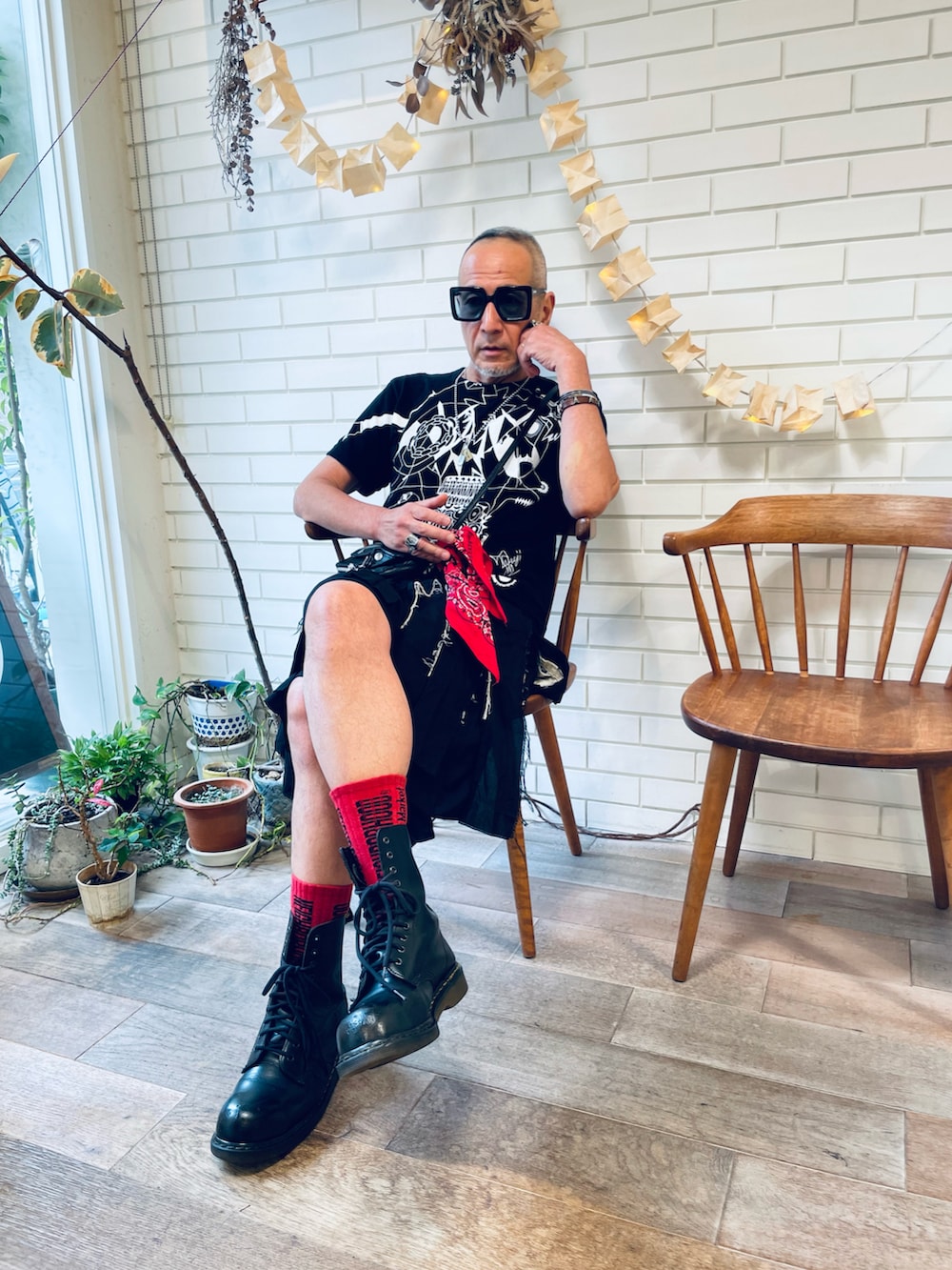 ブラック系のブーツ、ブラック系のTシャツ/カットソー、ブラック系のその他パンツを着用したメンズの夏コーディネートの2枚目の写真