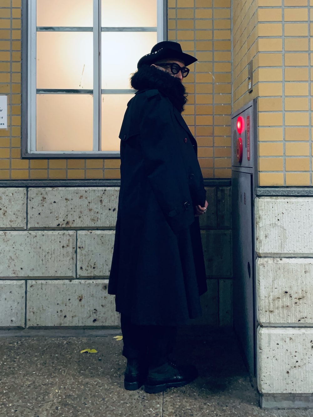 ブラック系のその他アウター、グリーン系のブーツ、ブラック系のボディバッグ/ウエストポーチを着用したメンズの冬コーディネートの2枚目の写真