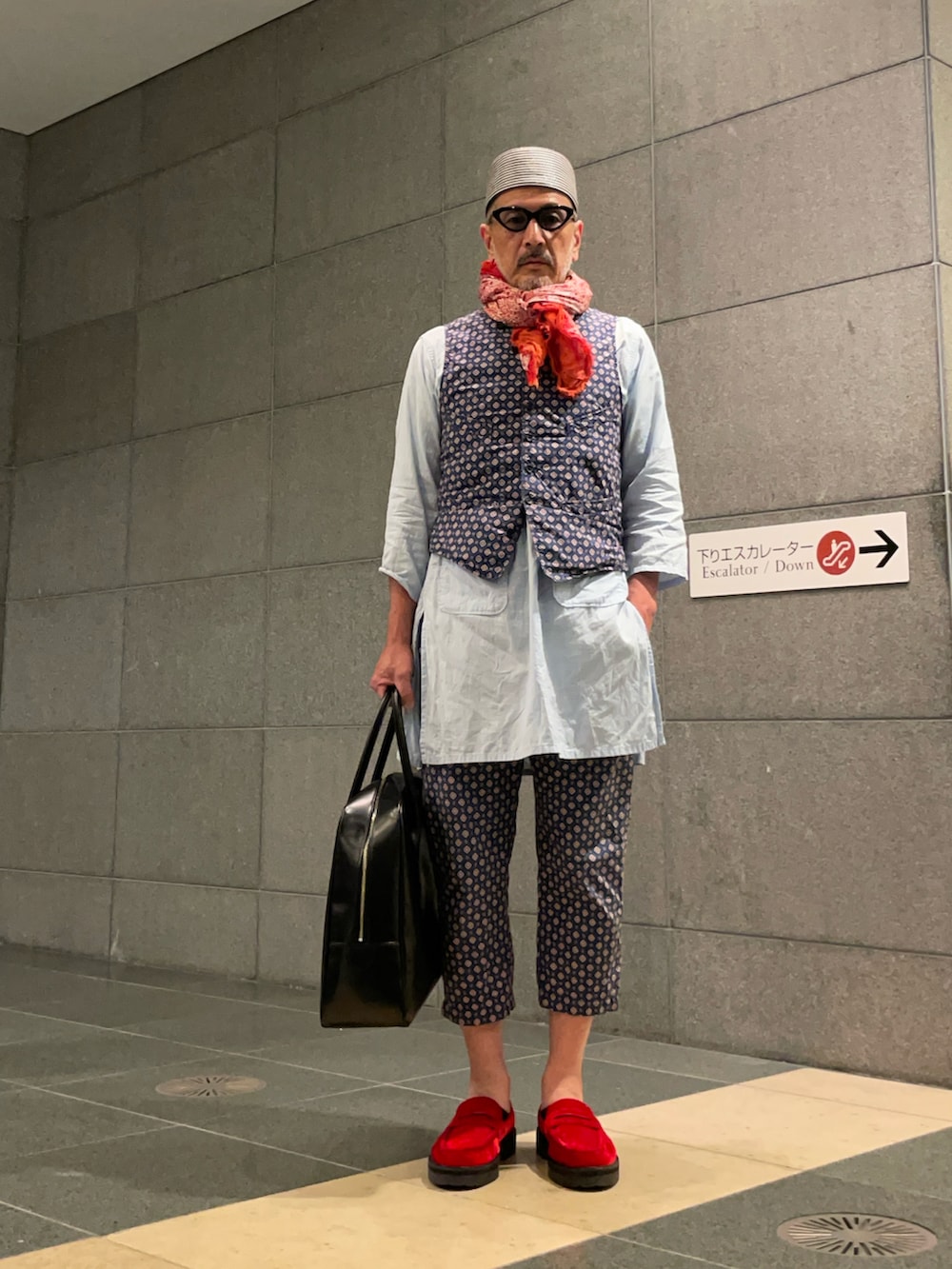 ブルー系のシャツ/ブラウス、ブラック系のバッグ、レッド系のローファーを着用したメンズの夏コーディネートの2枚目の写真