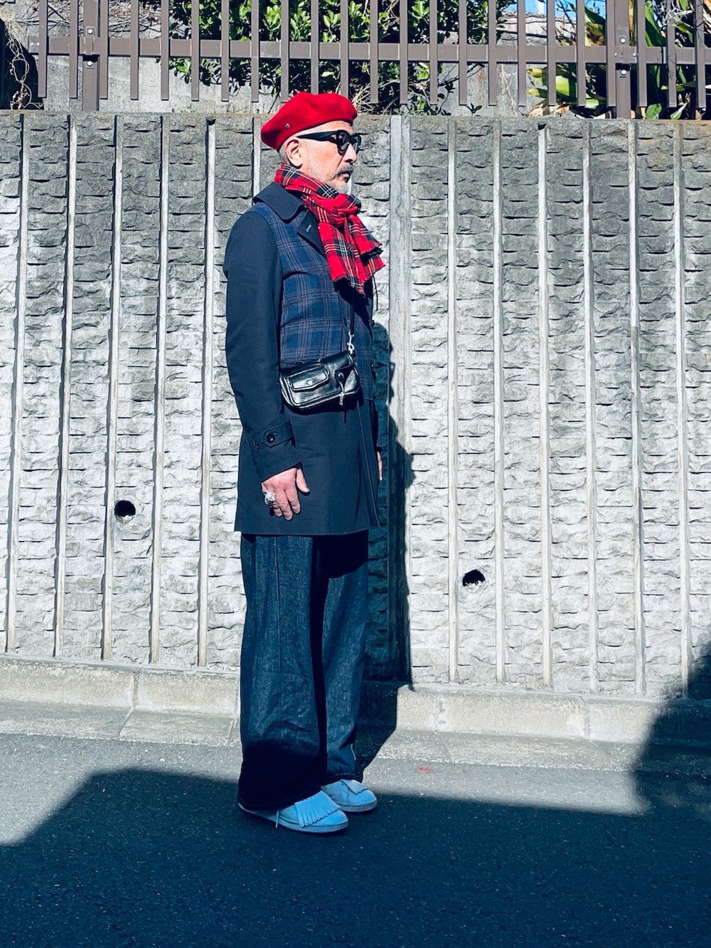 ブルー系のジャケット/アウター、ブラック系のボディバッグ/ウエストポーチ、ブルー系のデニムパンツを着用したメンズの冬コーディネートの2枚目の写真