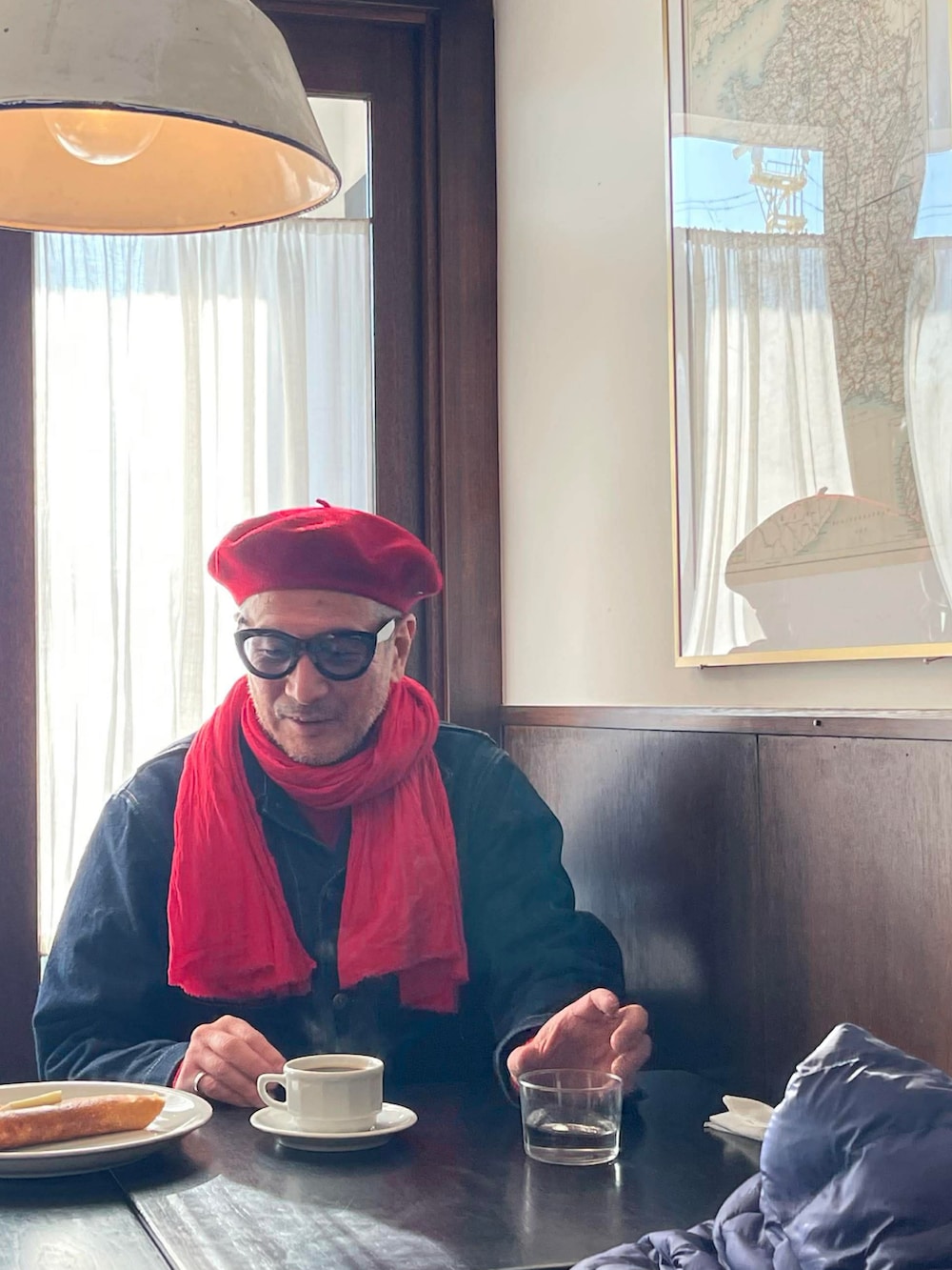 ブルー系のデニムジャケット、ブルー系のデニムパンツ、レッド系のニット/セーターを着用したメンズの秋コーディネートの2枚目の写真