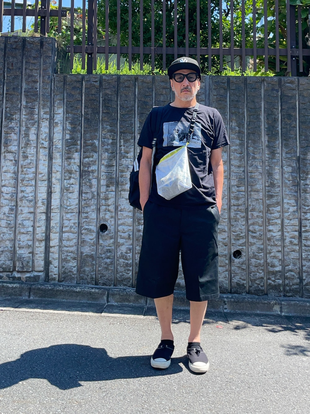 ブラック系のパンツを着用したメンズの夏コーディネートの2枚目の写真