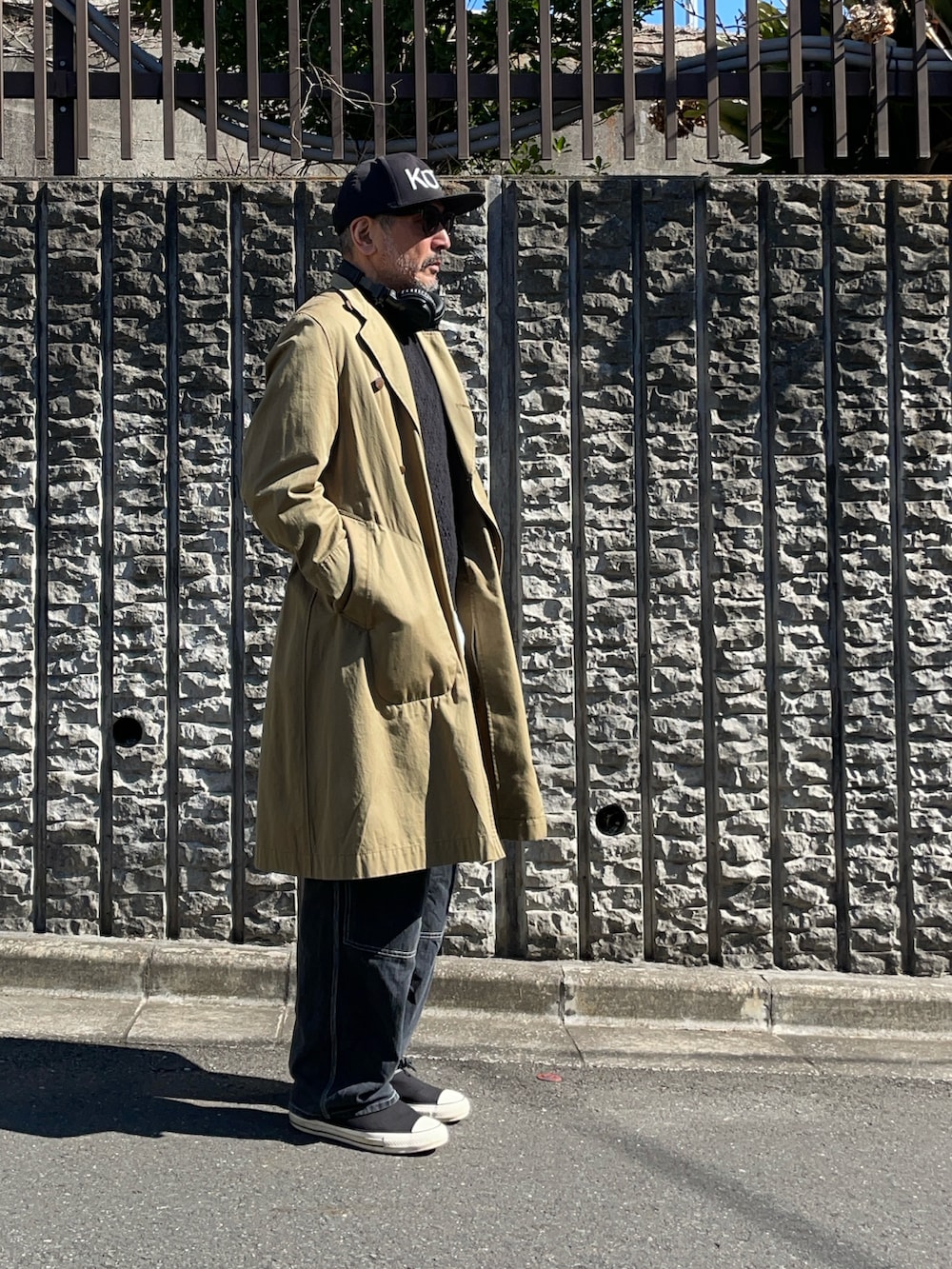 ブラック系のデニムパンツ、ブラック系のスニーカー、ホワイト系のシャツ/ブラウスを着用したメンズの冬コーディネートの2枚目の写真