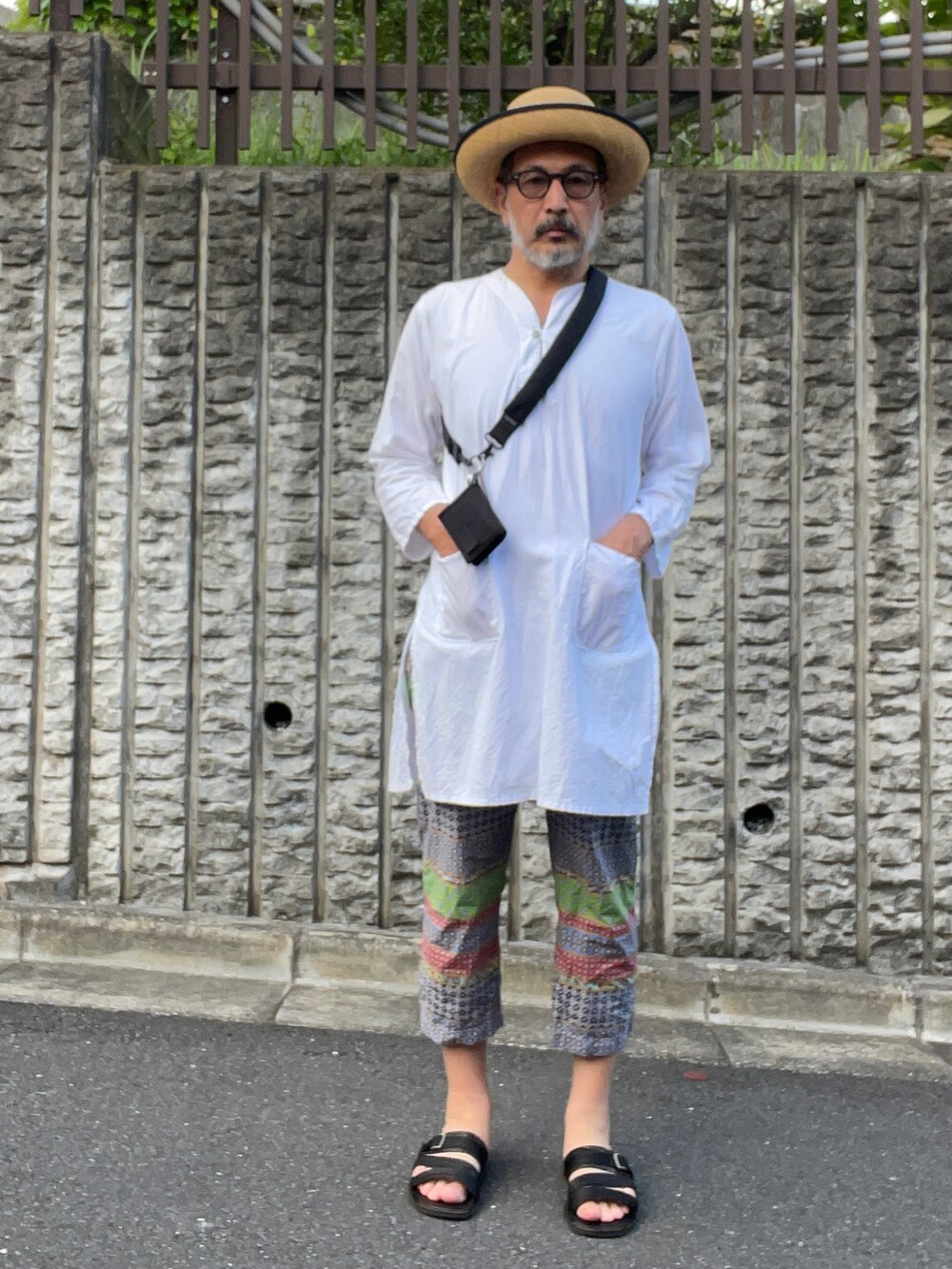 その他のその他パンツ、ブラック系のサンダル、ホワイト系のその他トップスを着用したメンズの夏コーディネートの2枚目の写真